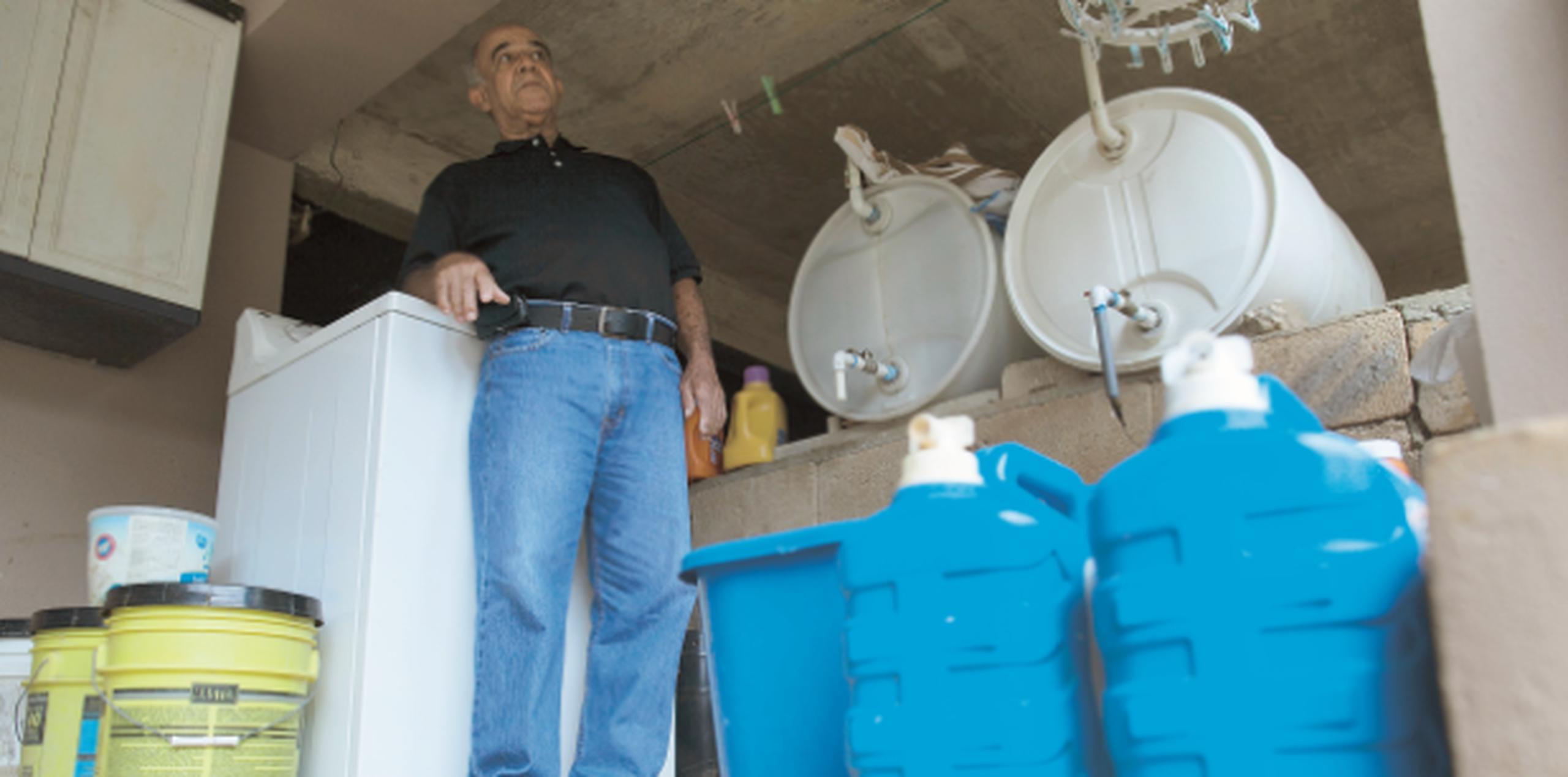 Ángel Vargas, vecino de Las Granjas, guarda agua en diferentes envases. (PARA EL NORTE / ALVIN J. BÁEZ)