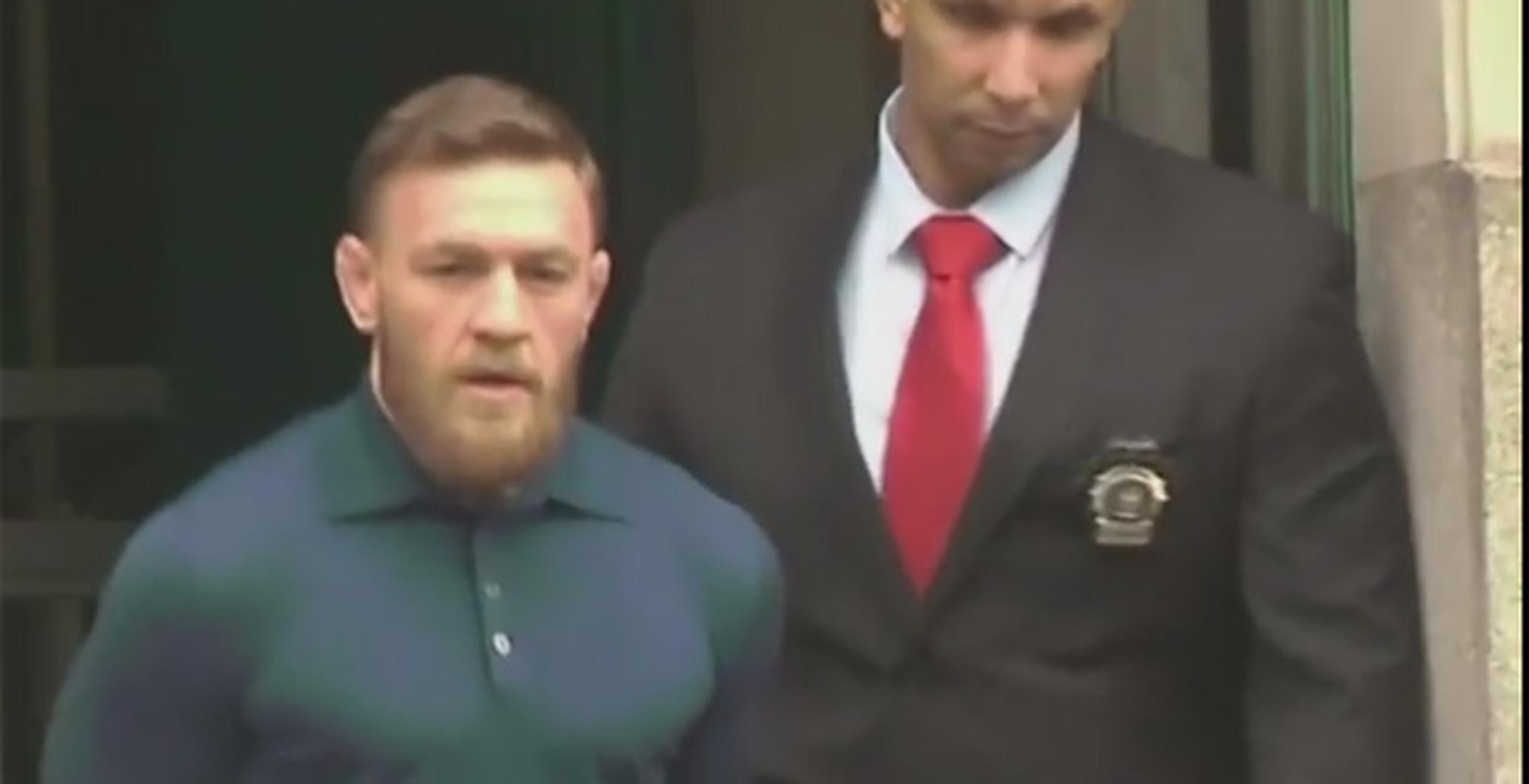 McGregor fue captado en video lanzando una barricada. (Captura)