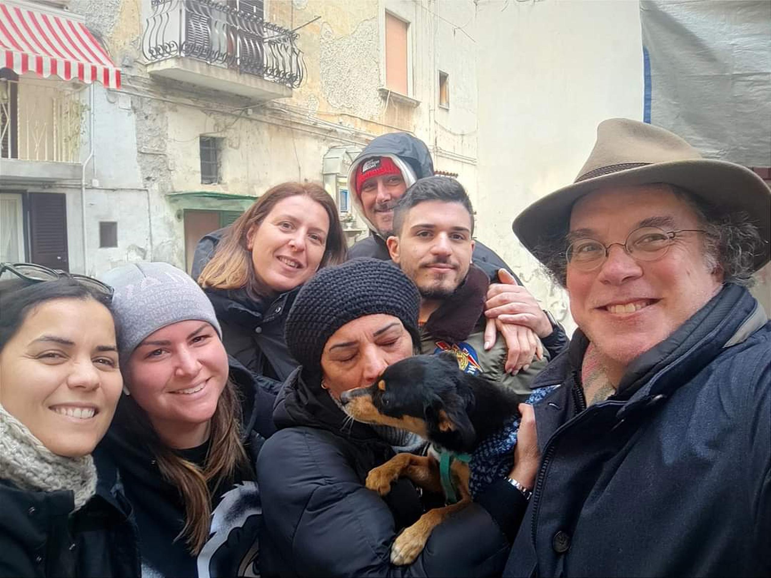 Voluntarios de Nápoles salieron a la calle para encontrar a Peppinielo, un perro de poco más de 3 kilos, abandonado tras la muerte de su dueño. EFE/ Voluntarios De Nápoles
