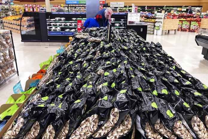 Bolsas de pistachos en una tienda de comestibles en Mount Prospect, Illinois, el 1 de abril de 2022.