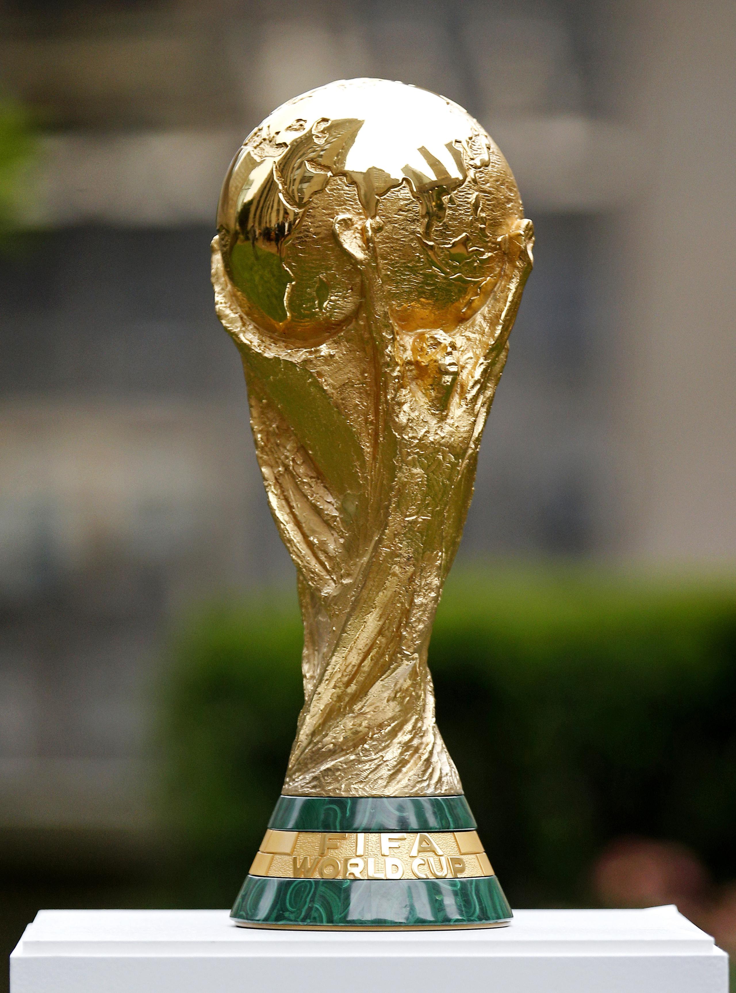 El trofeo de la Copa del Mundo de fútbol es exhibido el jueves 16 de junio de 2022, en Nueva York.