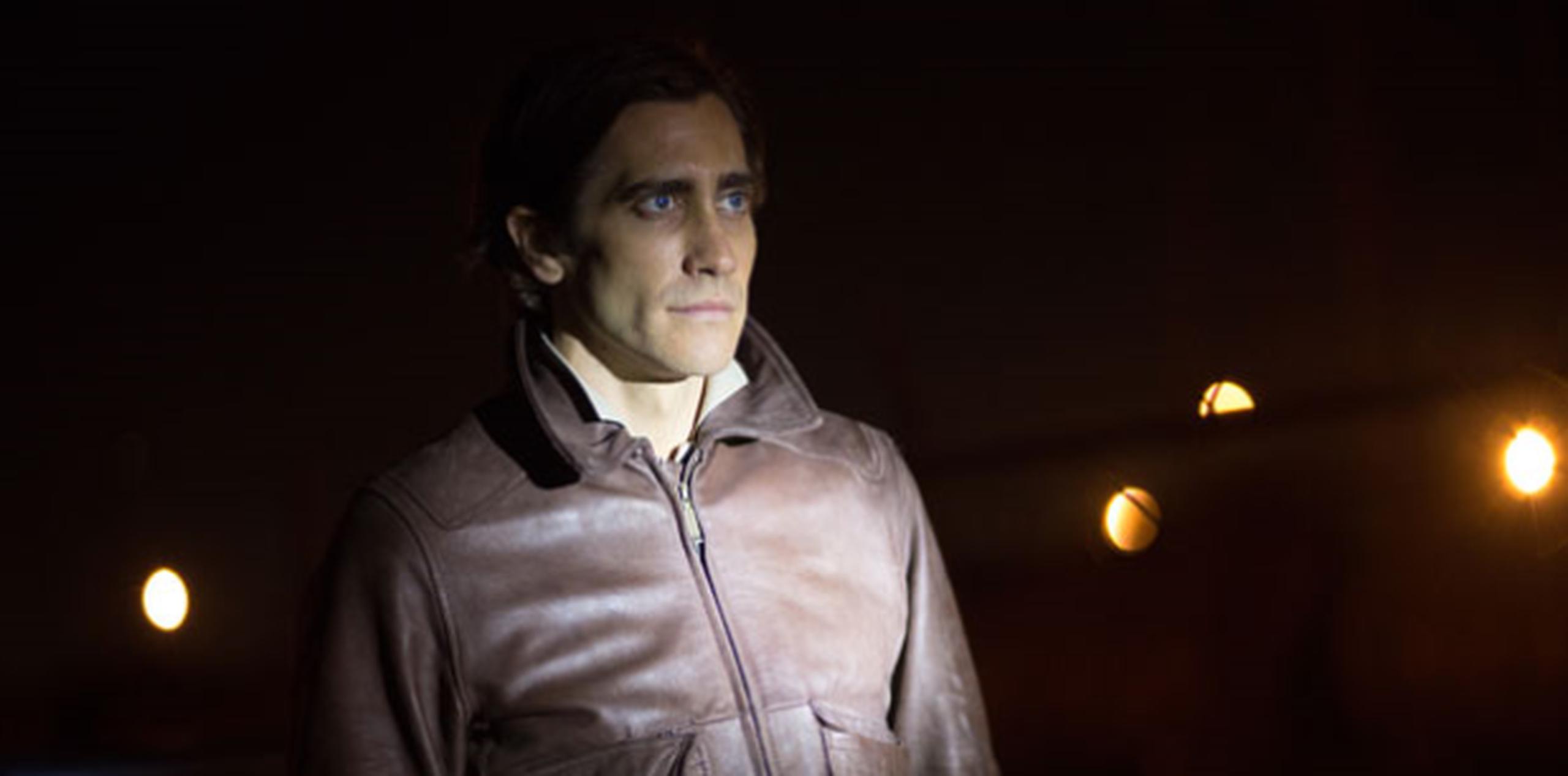 Jake Gyllenhaal interpreta a un hombre que persigue ambulancias en busca de imágenes sangrientas para los noticiarios locales. (AP)