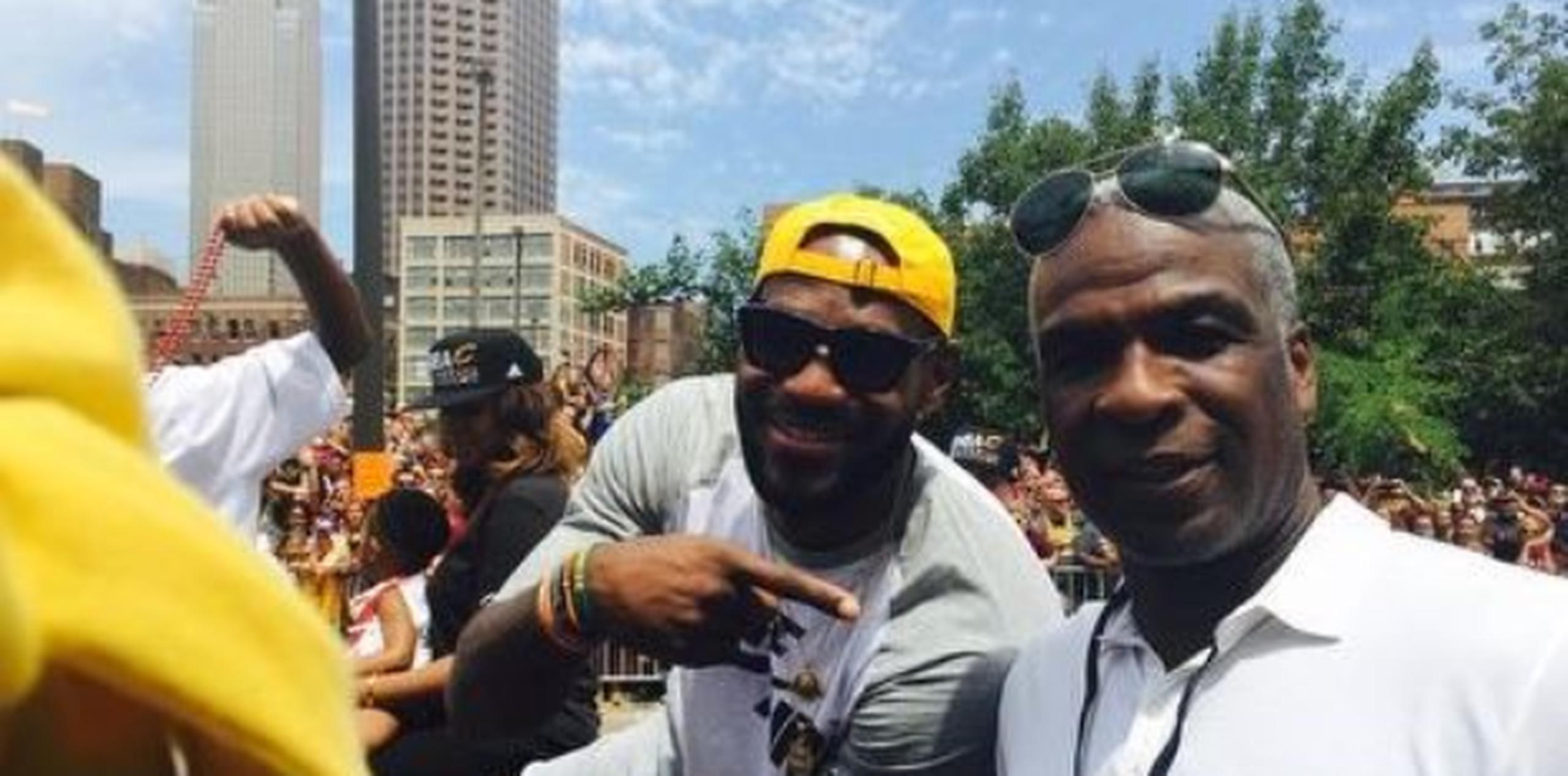 Oakley compartió con James durante la parada campeonil de los Cavaliers en Cleveland el año pasado. (Foto/Instagram)