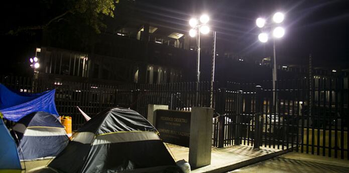 Finalmente, movieron las luces cuando llegaron los medios de comunicación. (xavier.araujo@gfrmedia.com)