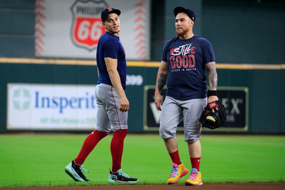 Los boricuas de los Red Sox, Enrique 'Kike' Hernández y Christian vázquez, durante conversan.