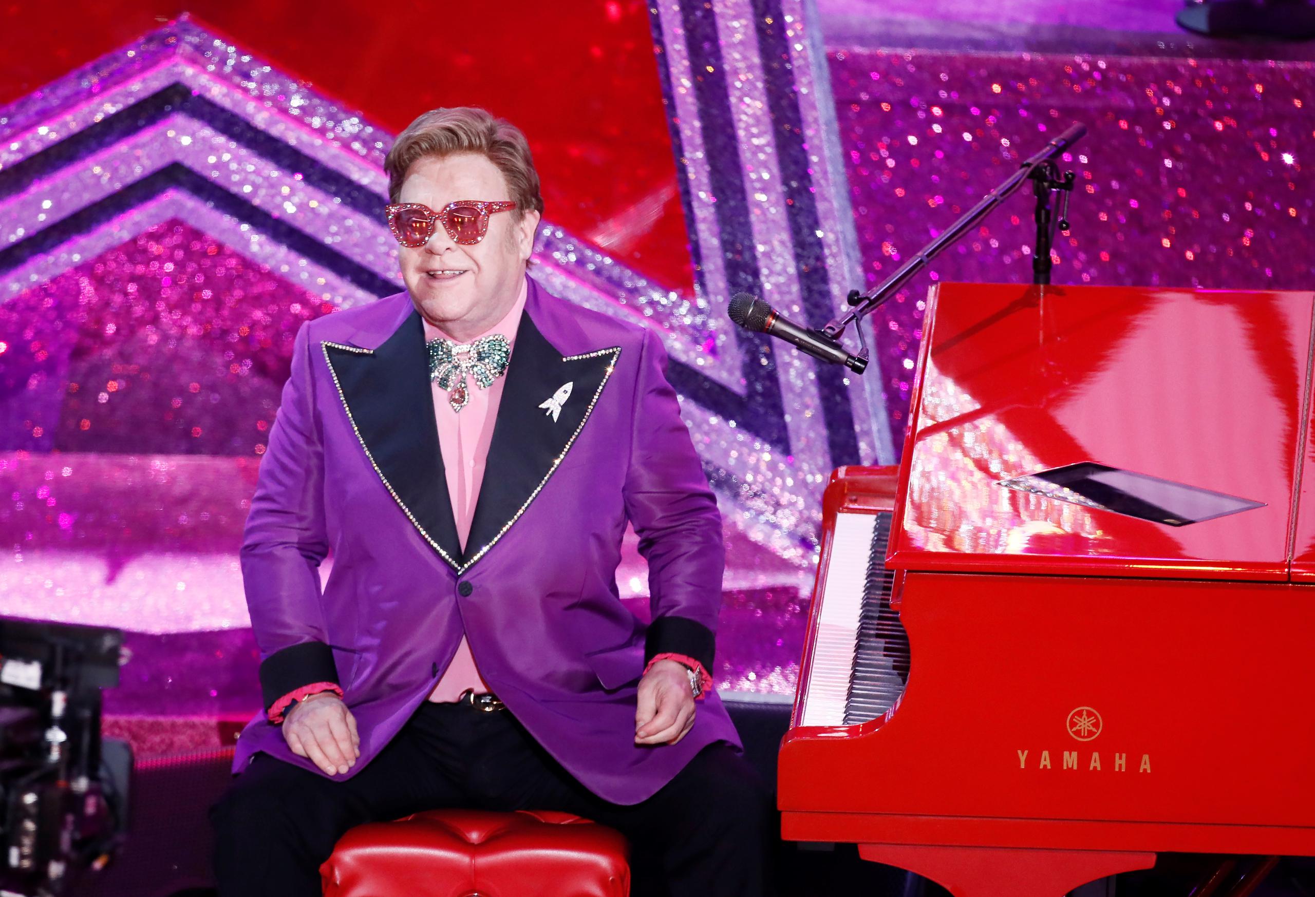 El concierto estelar de Elton John que incluyó a Billie Eilish, Mariah Carey y Alicia Keys el domingo ha recaudado casi 8 millones de dólares para la lucha contra el coronavirus.
