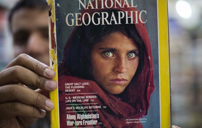 El fotógrafo estadounidense Steve McCurry inmortalizó a la afgana en 1984, cuando tenía 12 años. (AP)