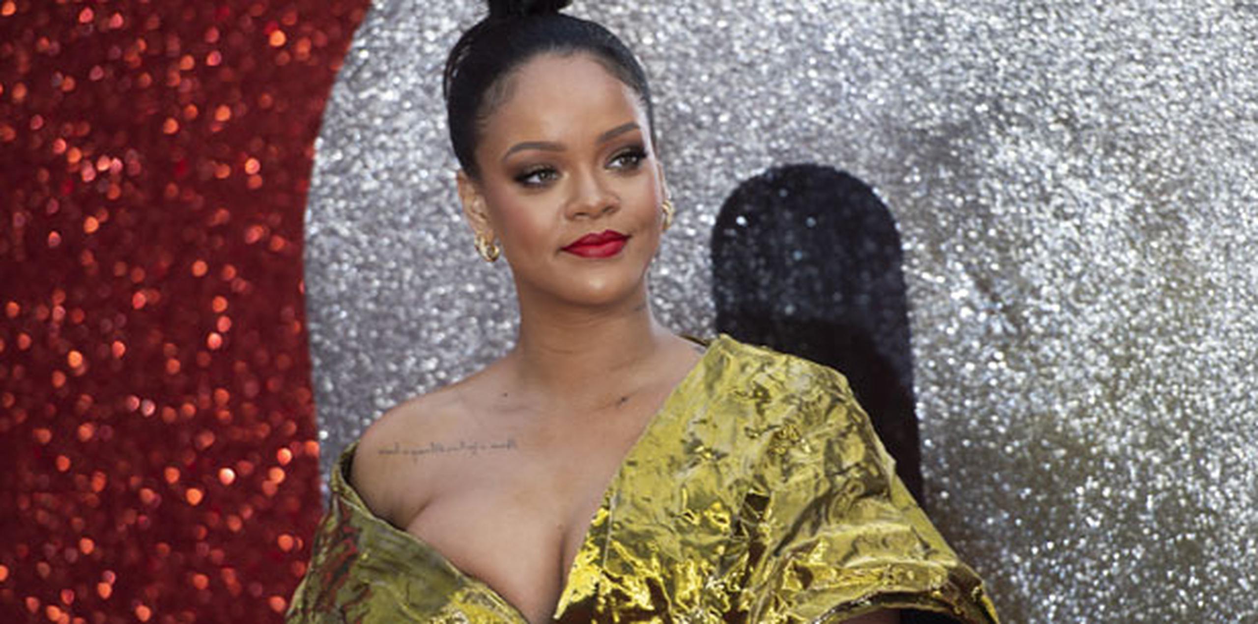 Desde hace años, Rihanna tiene una muy problemática relación con su padre, a quien ha acusado, por ejemplo, de abusar de su madre cuando la artista era una niña. (EFE)