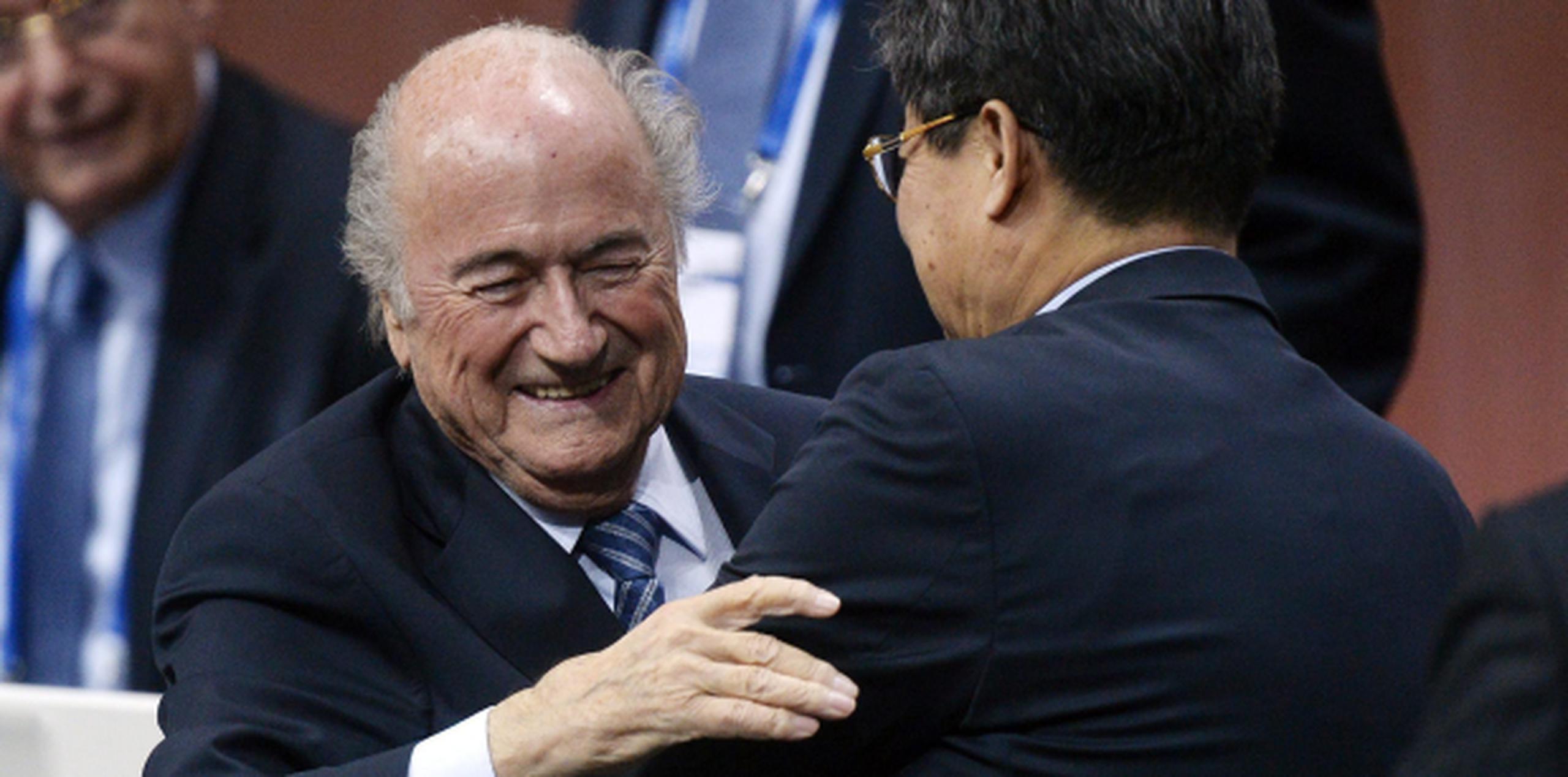 Blatter celebra su reelección hoy en Suiza a la presidencia de FIFA . (Prensa Asociada)