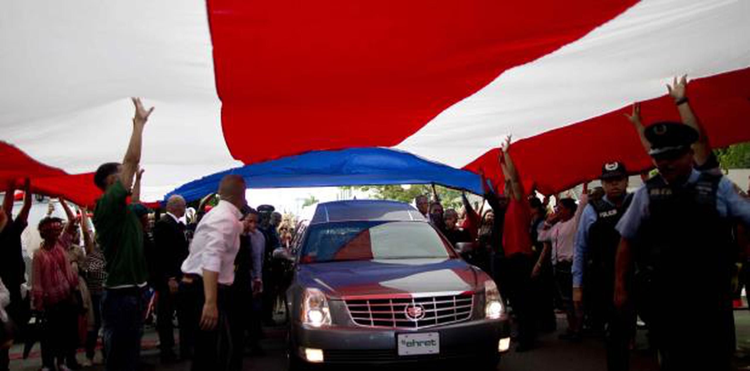 Una gran bandera de Puerto Rico se destacaba en el cortejo fúnebre al salir del Capitolio y llegar al comité central del PPD en Puerta de Tierra, San Juan.  (xavier.araujo@gfrmedia.com)