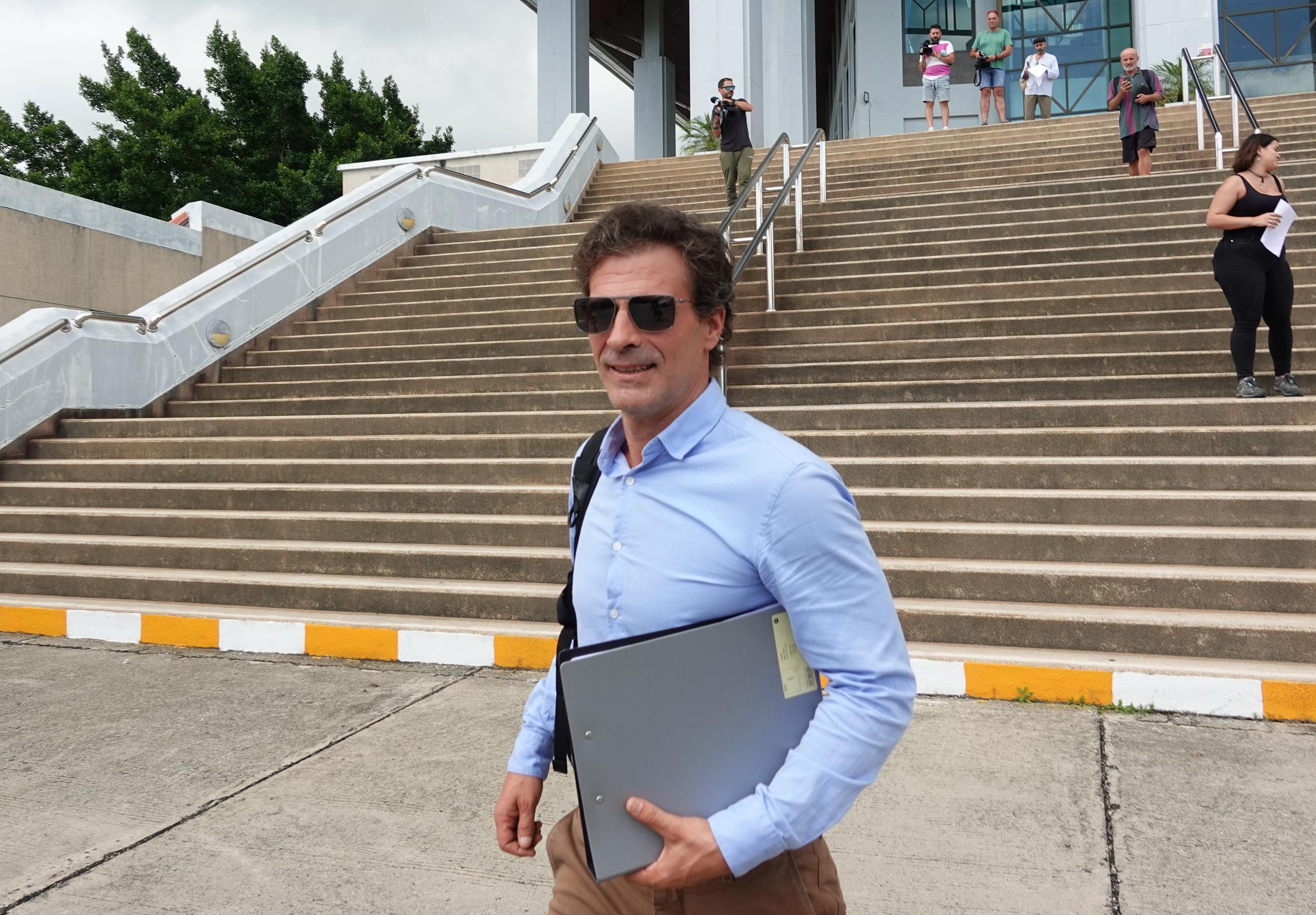 El actor Rodolfo Sancho, padre del español Daniel Sancho Bronchalo, a la salida del Tribunal Provincial de Koh Samui, Tailandia. EFE/EPA/SITTHIPONG CHAROENJAI
