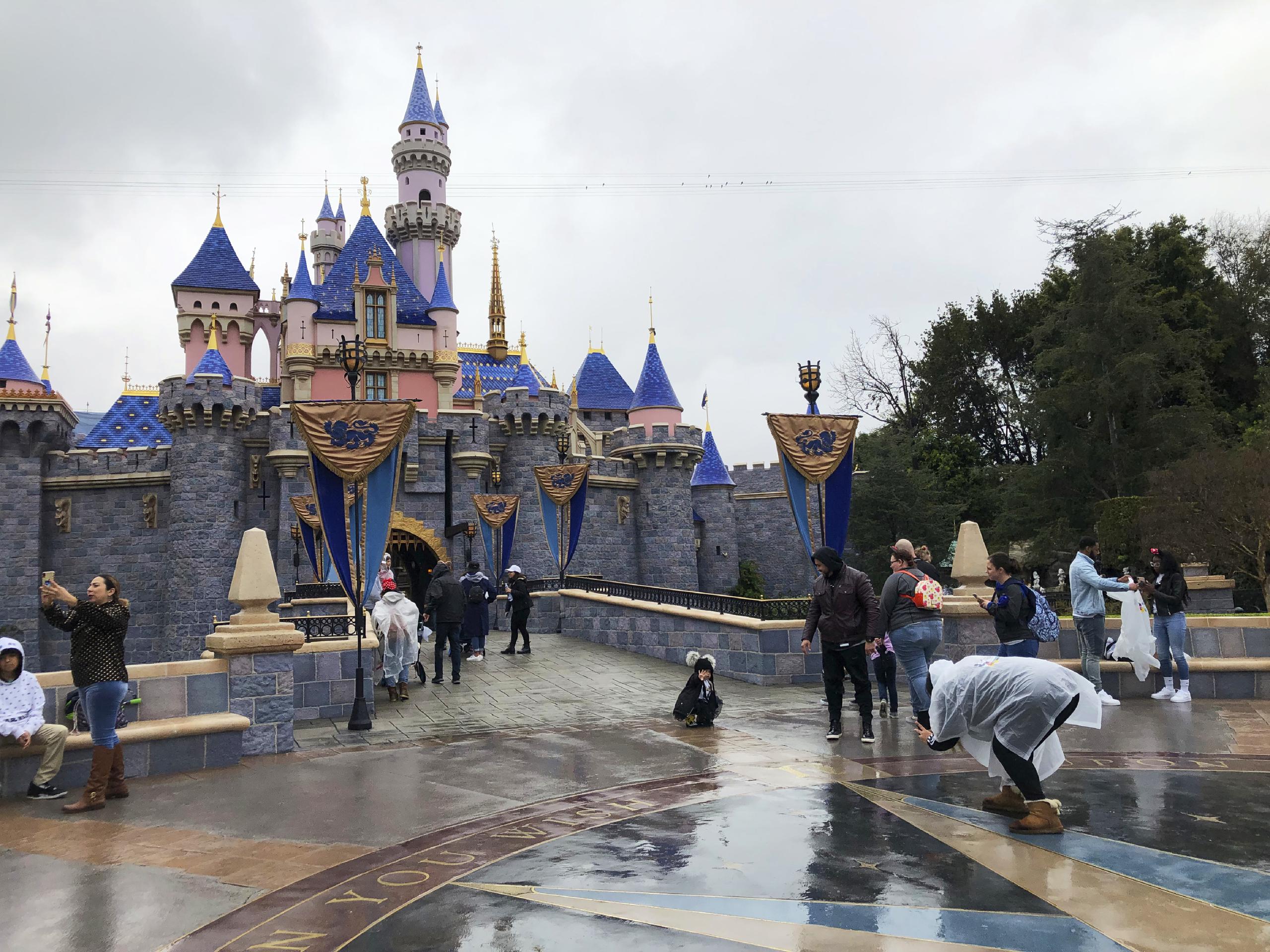 Visitantes se toman fotos en Disneyland en Anaheim, California.