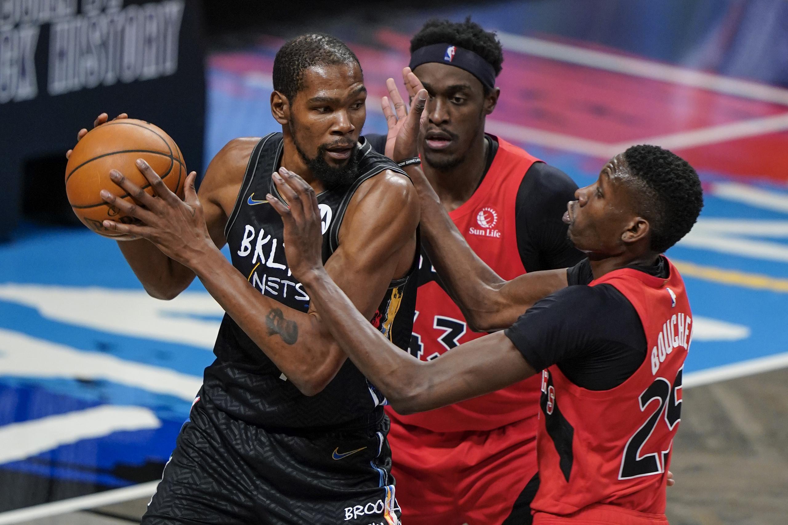 Kevin Durant anotó 8 puntos antes de salir del juego contra los Raptors por motivos de seguridad salubrista.