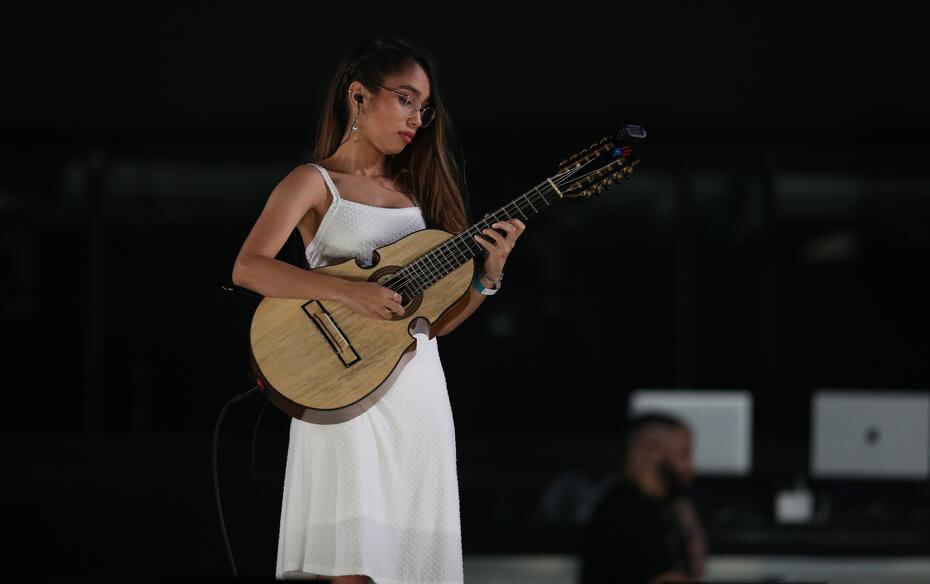 La cuatrista Fabiola Cruz fue la responsable de abrir el segundo concierto del Conejo Malo.