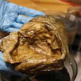 Abrieron el “huevo de oro” encontrado en el océano en Alaska