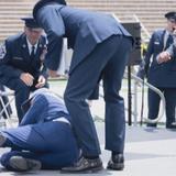 Biden, de 80 años, se tropieza y cae durante ceremonia en academia militar 