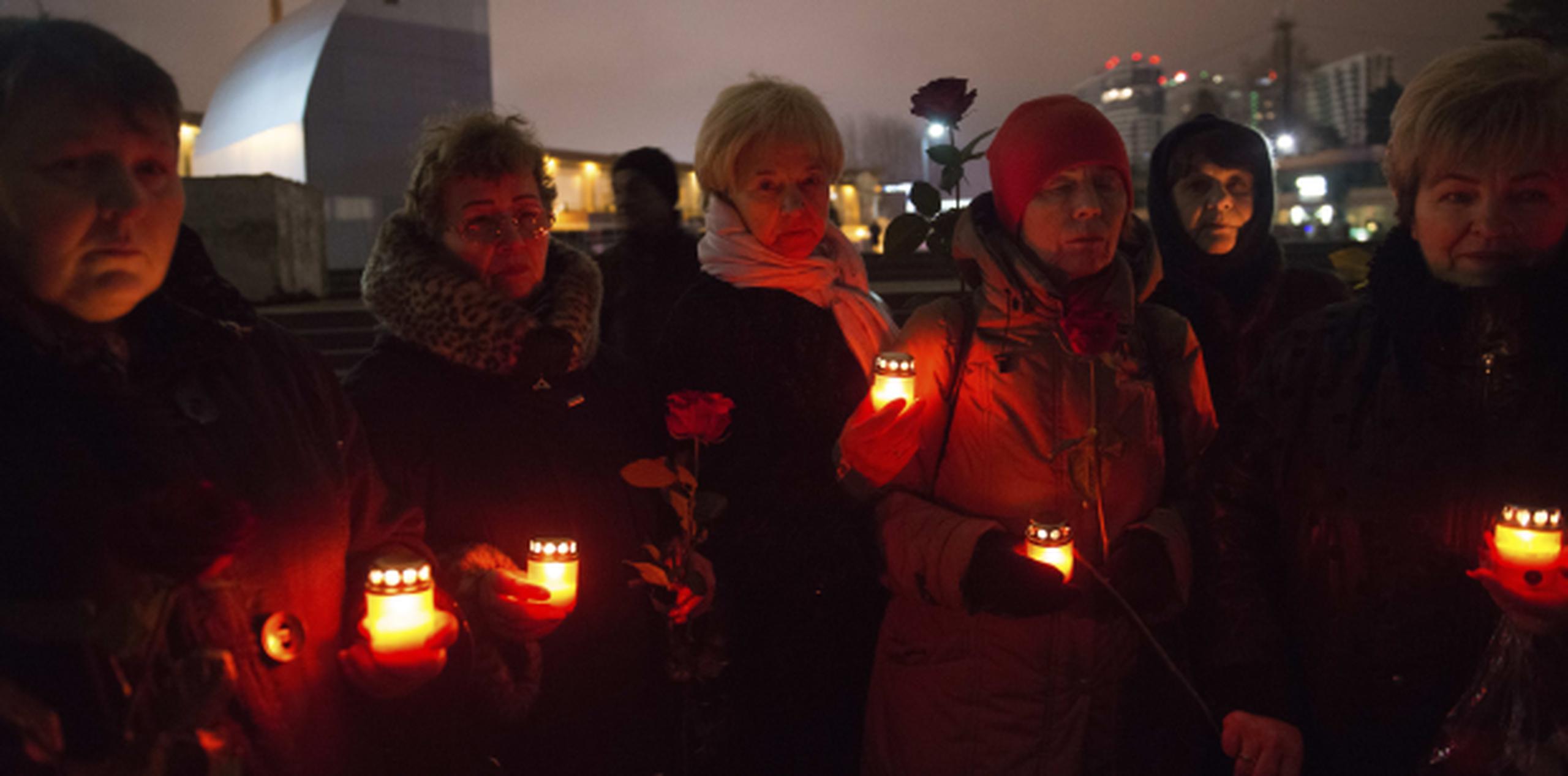 Vigilia en Sochi en memoria de las víctimas del accidente aéreo. (Prensa Asociada)