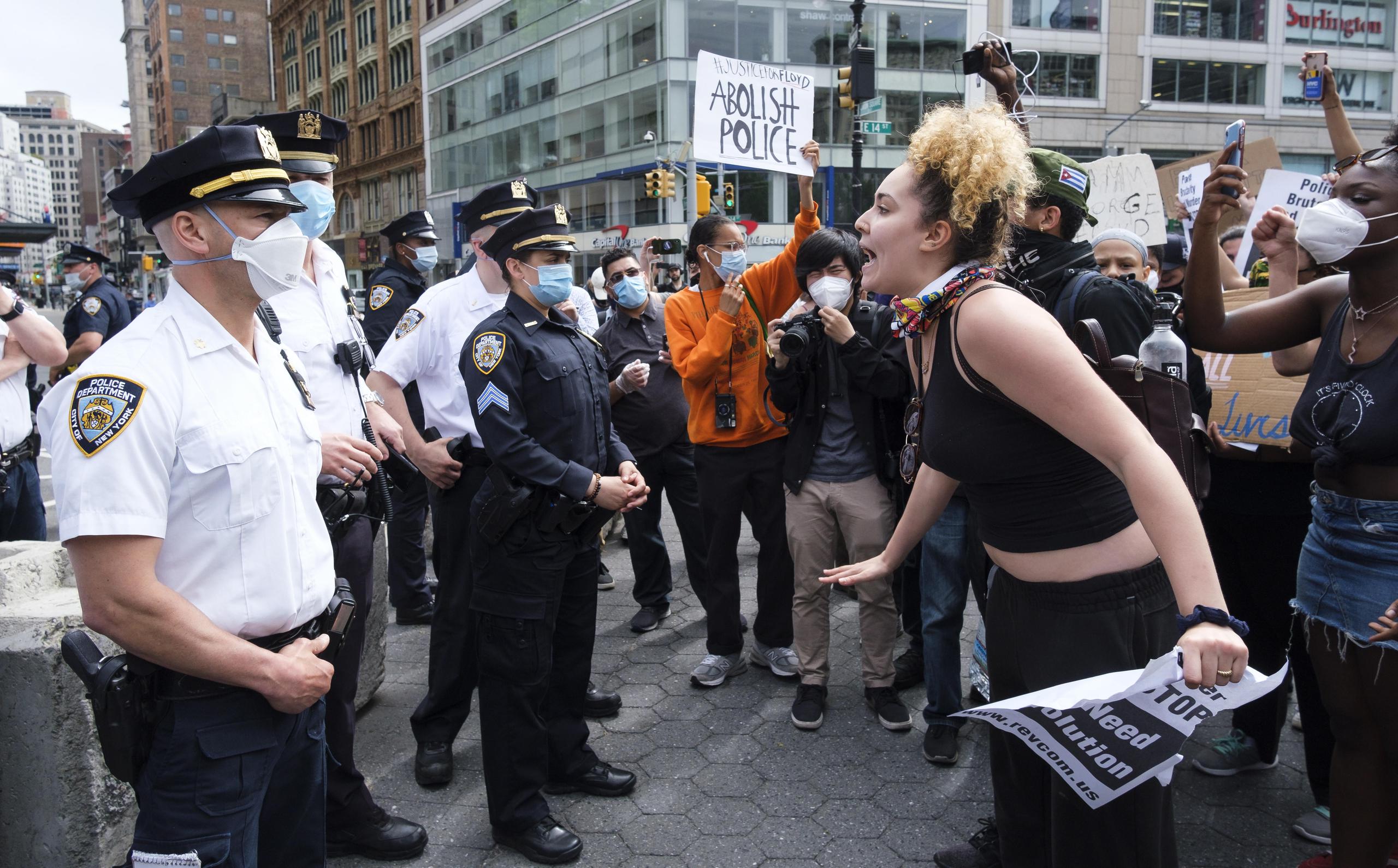 Manifestantes gritan a los agentes de policía en Nueva York durante una protesta en respuesta a la muerte de George Floyd.