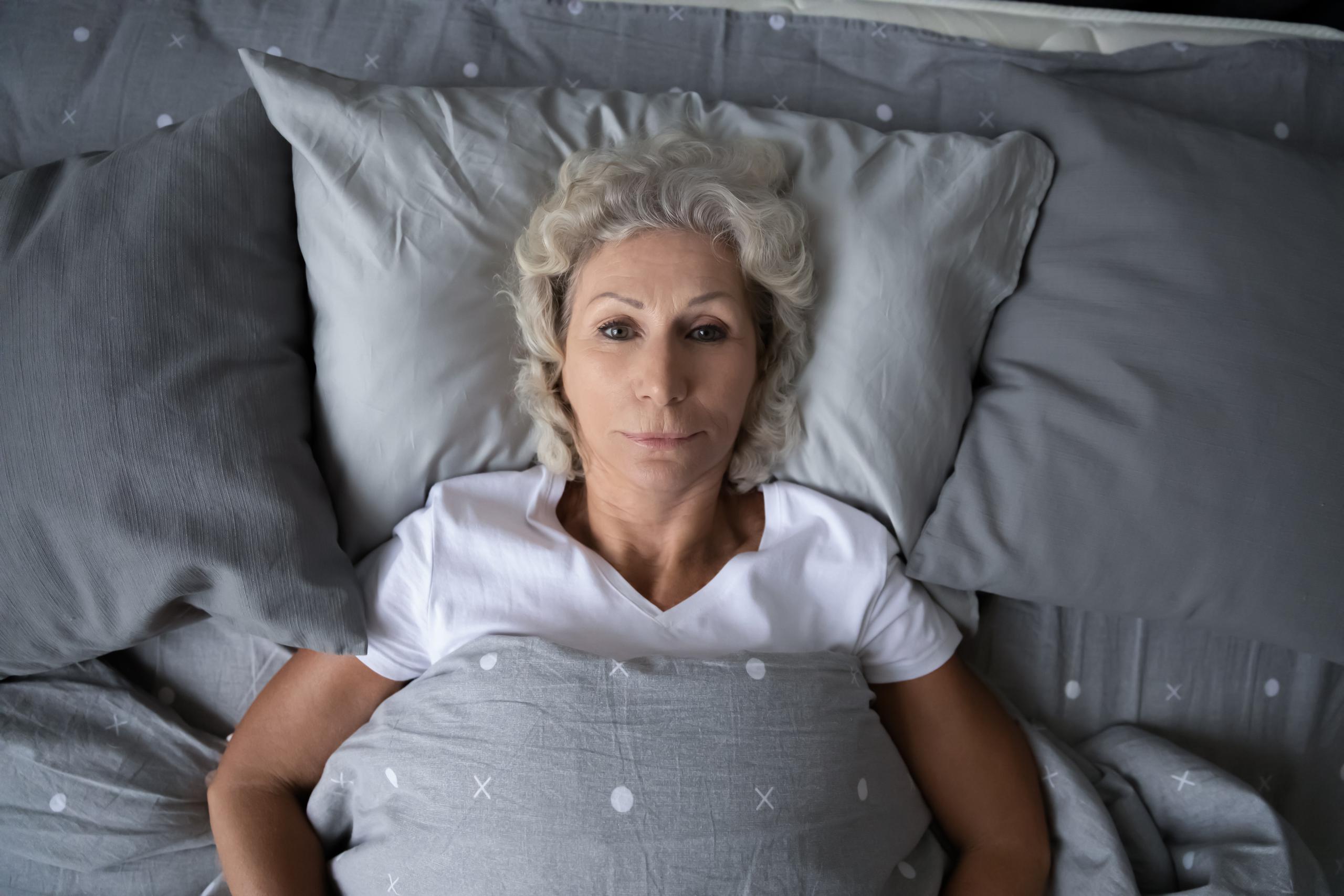 Los especialistas recomiendan que los profesionales médicos pregunten a los pacientes si tienen dificultad para quedarse dormidos o si se despiertan en medio de la noche.