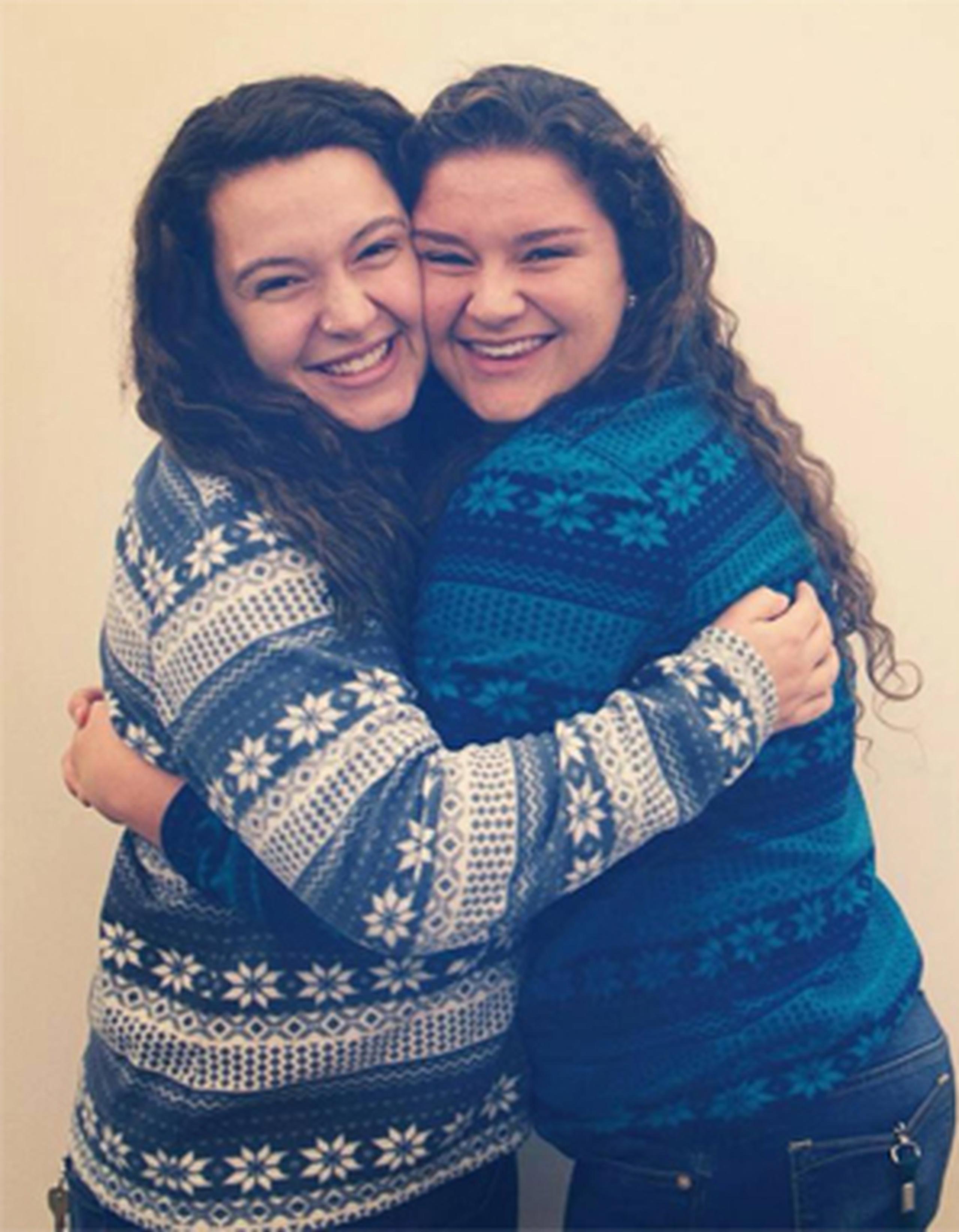Mikayla Stern-Ellis, de 19 años, y Emily Nappi, de 18, se conocieron en Facebook antes de comenzar sus estudios en la misma universidad, la Tulane University, en Luisiana, y poco a poco su relación se tornó en una amistad inseparable. (Facebook)
