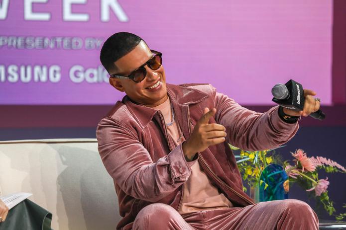 El artista puertorriqueño Daddy Yankee sonríe hoy durante su participación en el apartado "El superestrella" de la Conferencia de los premios Latin Billboard en el Faena Forum de Miami Beach, Florida (EE.UU). EFE/Giorgio Viera

