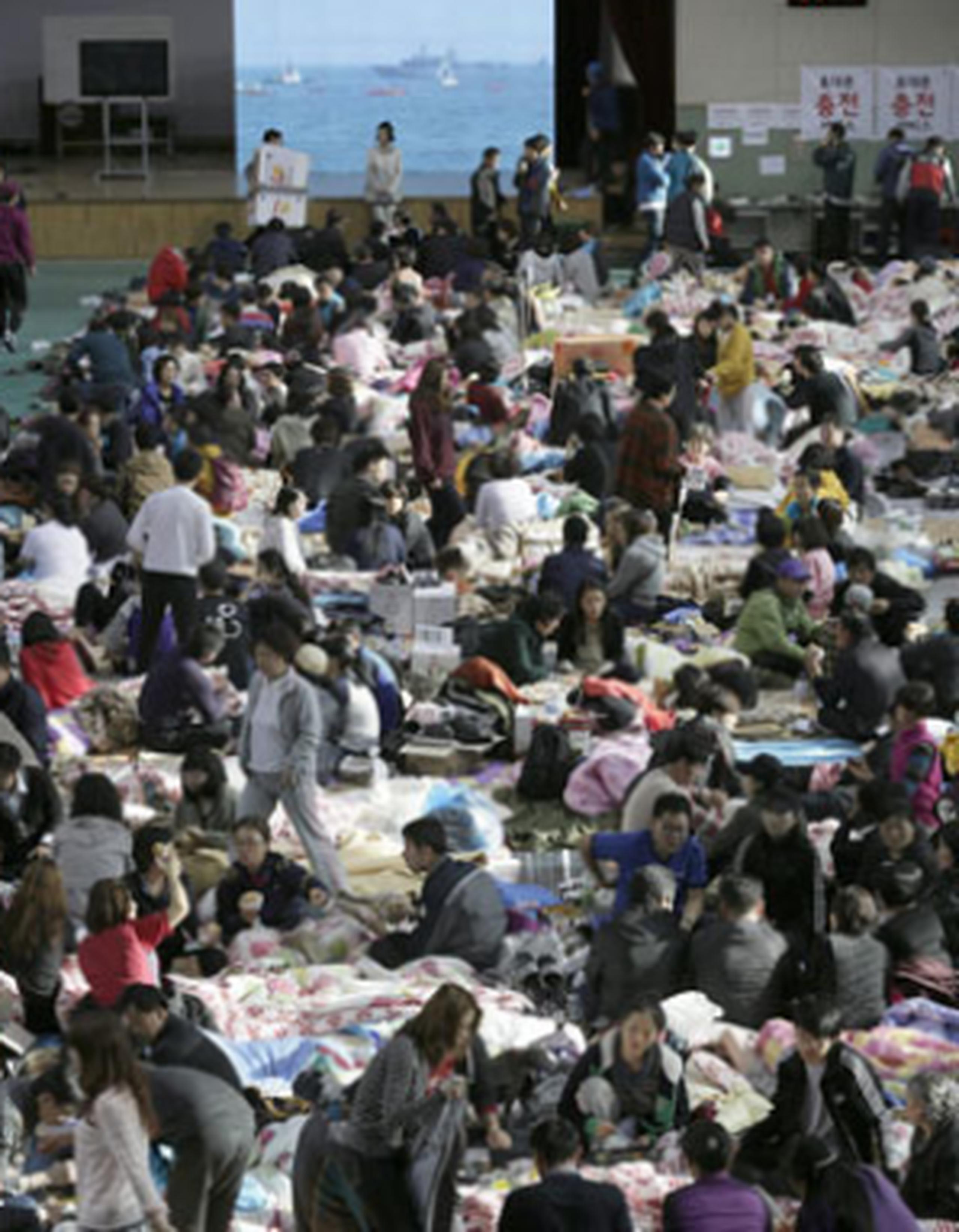 Un total de 476 personas viajaban a bordo del Sewol, la mayoría estudiantes de bachillerato, cuando se hundió el pasado miércoles. En la foto, familiares esperan por noticias. (EFE)