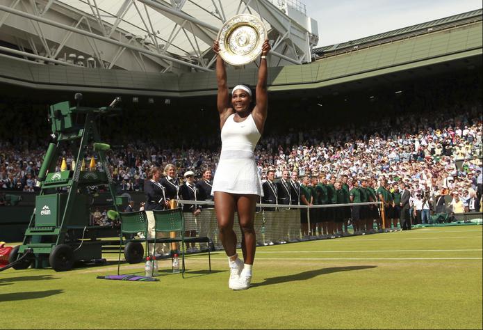 Serena Williams alza el trofeo de campeona de Wimbledon tras derrotar a Garbiñe Muguruza en la final, el 11 de julio de 2015. (Sean Dempsey/Pool vía AP)