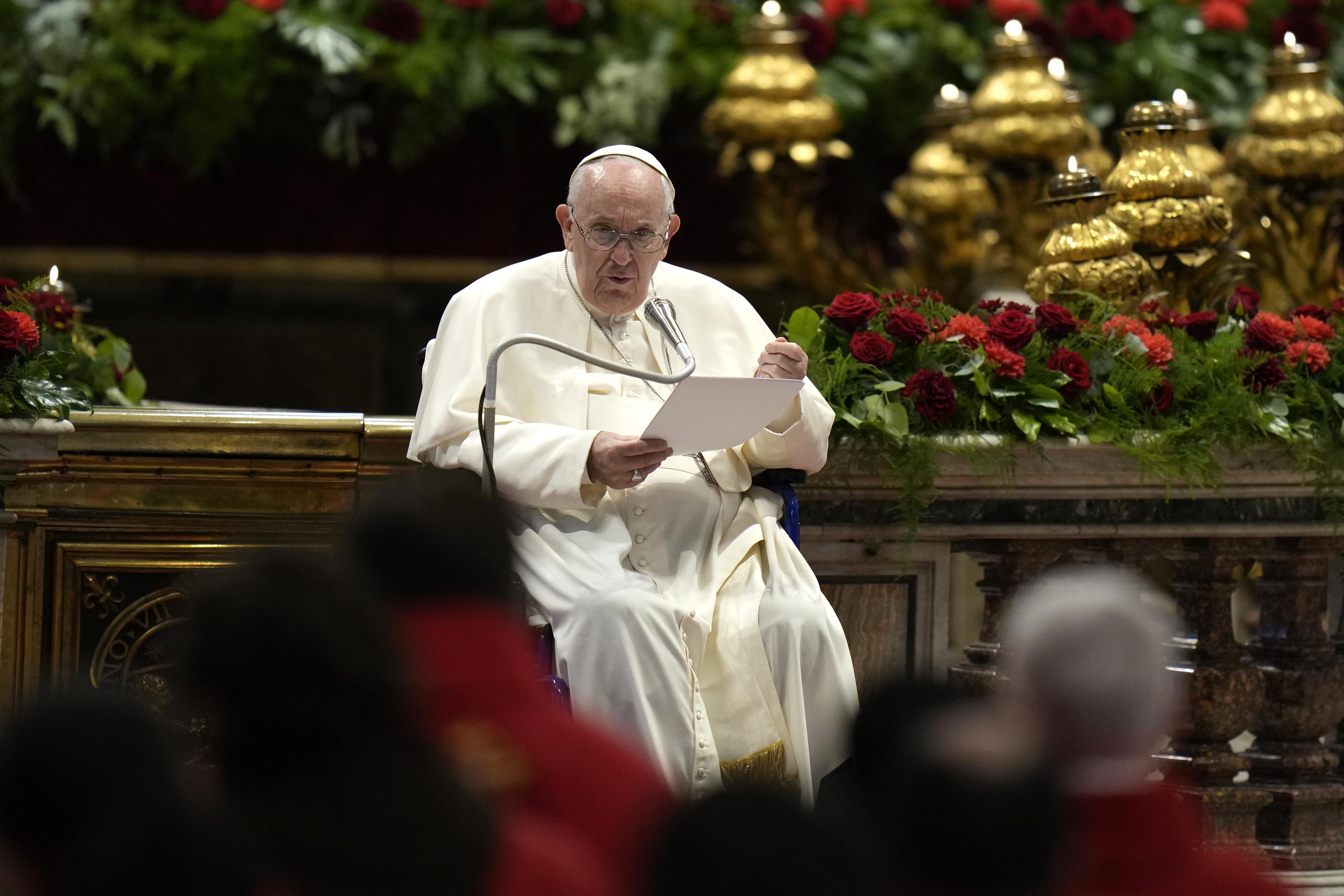 El papa Francisco preside una misa el domingo 5 de junio de 2022, en la Basílica de San Pedro. (AP Foto/Alessandra Tarantino)