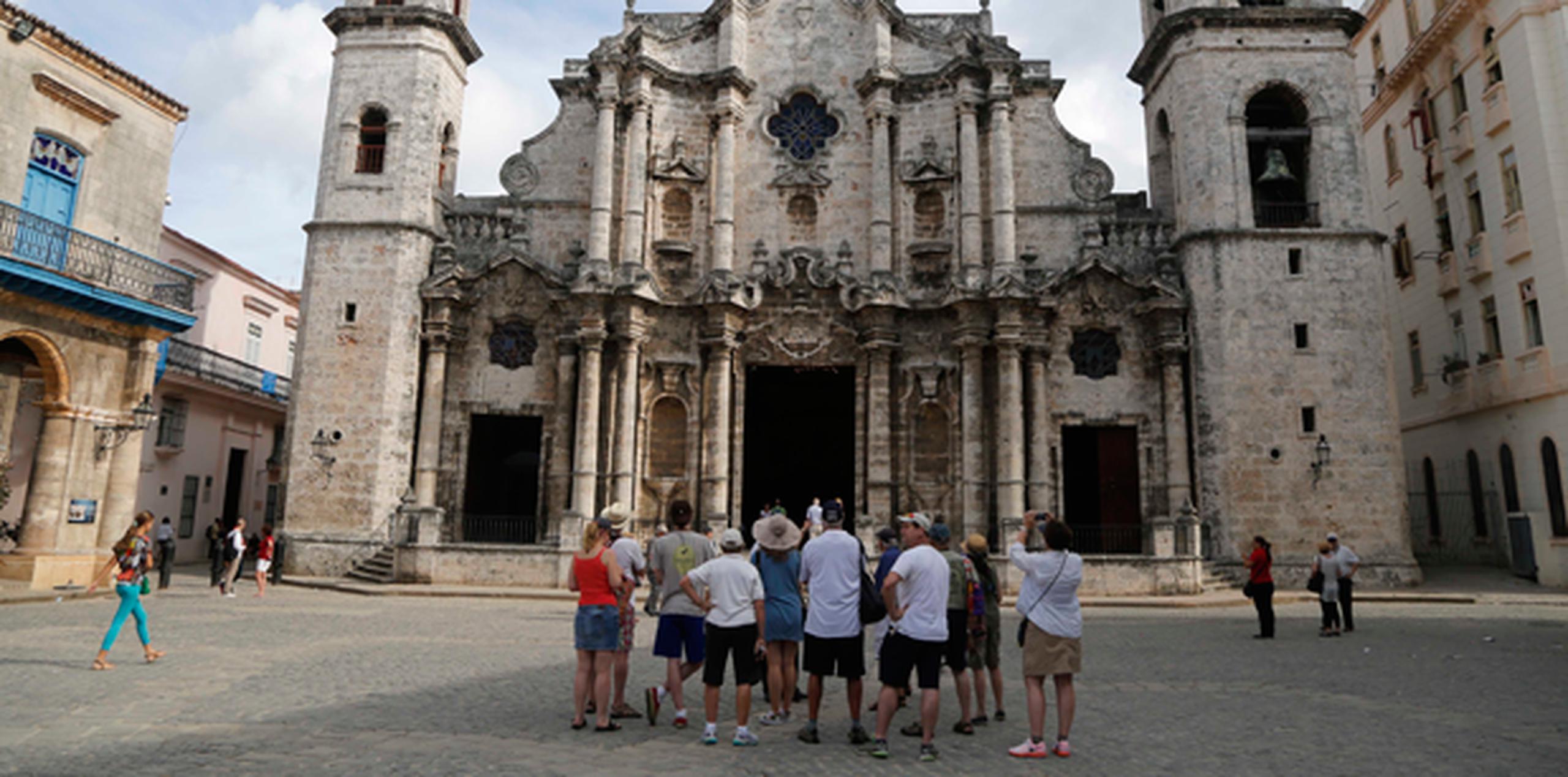 La Habana está llena de estadounidenses, desde el bar Floridita, en donde posan para fotos con un busto de Ernest Hemingway, hasta la Catedral de la Habana Vieja. (AP)