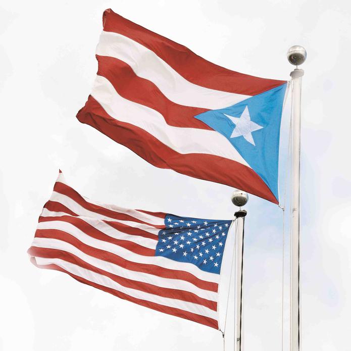 Las banderas de Estados Unidos y Puerto Rico. (GFR Media)