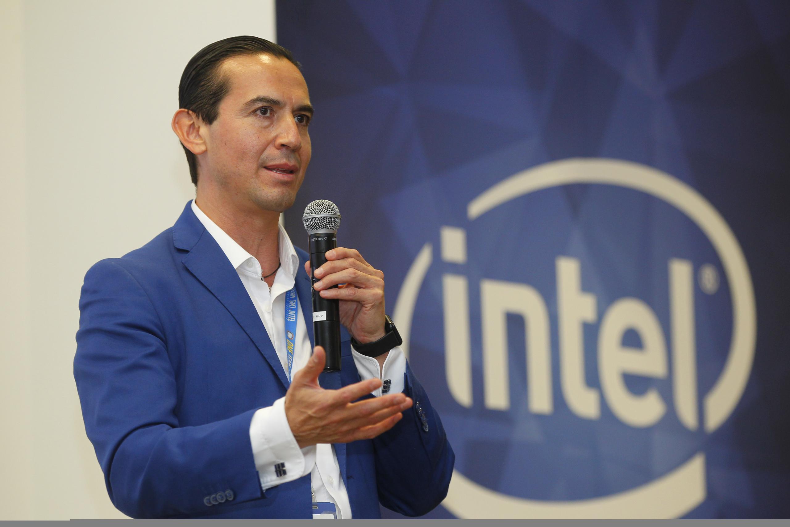 El director de Relaciones con Gobierno de Intel en México, Isaac Ávila, participa en una conferencia en las instalaciones de Intel Centro de Diseño Guadalajara (GDC), el 8 de julio de 2022 en la ciudad de Zapopan, Jalisco, en México. (EFE/ Francisco Guasco)