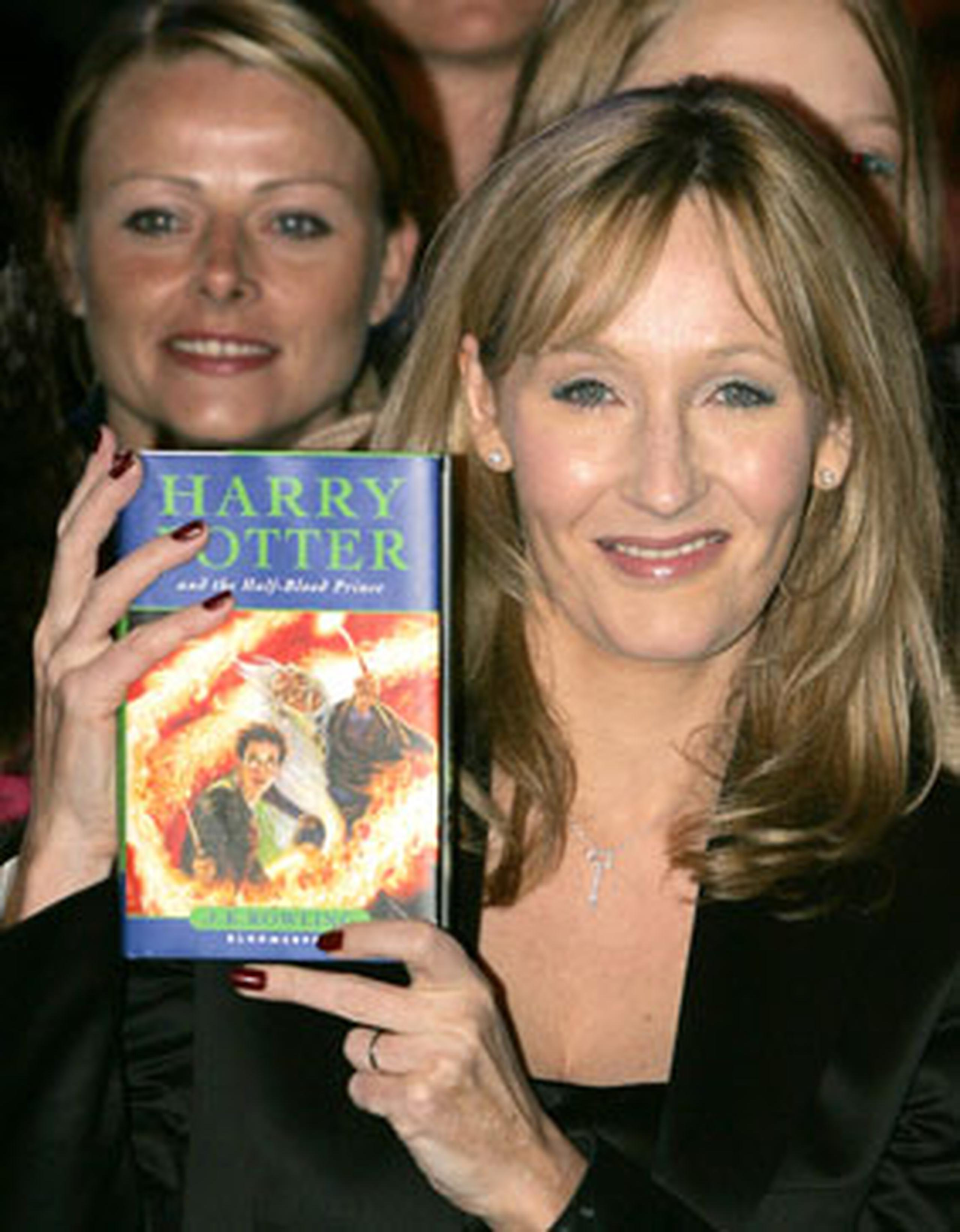 La escritora a sus 47 años, es una de las mujeres más ricas del mundo, desde que salió el primer volumen de Harry Potter, en 1997. (Archivo)