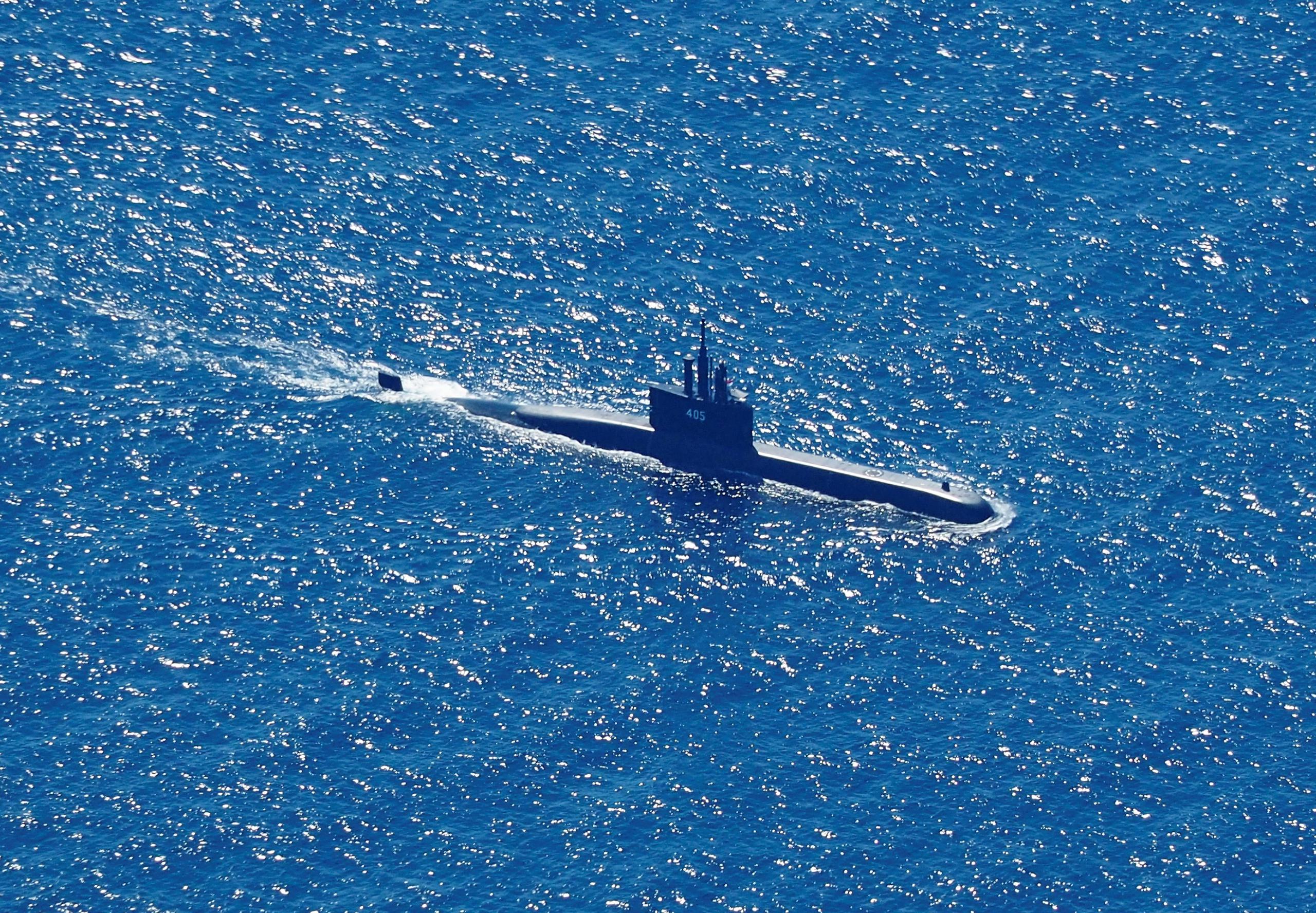 Foto aérea tomada desde un avión de patrulla marítima del 800 Escuadrón Aéreo de la 2a Ala Aérea del Centro de Aviación Naval (PUSPENERBAL), muestra al submarino de la Armada de Indonesia KRI Alugoro en misión de búsqueda del KRI Nanggala, un submarino de la Armada que desapareció durante una operación naval en las aguas de la isla de Bali, Indonesia, el 22 de abril de 2021.