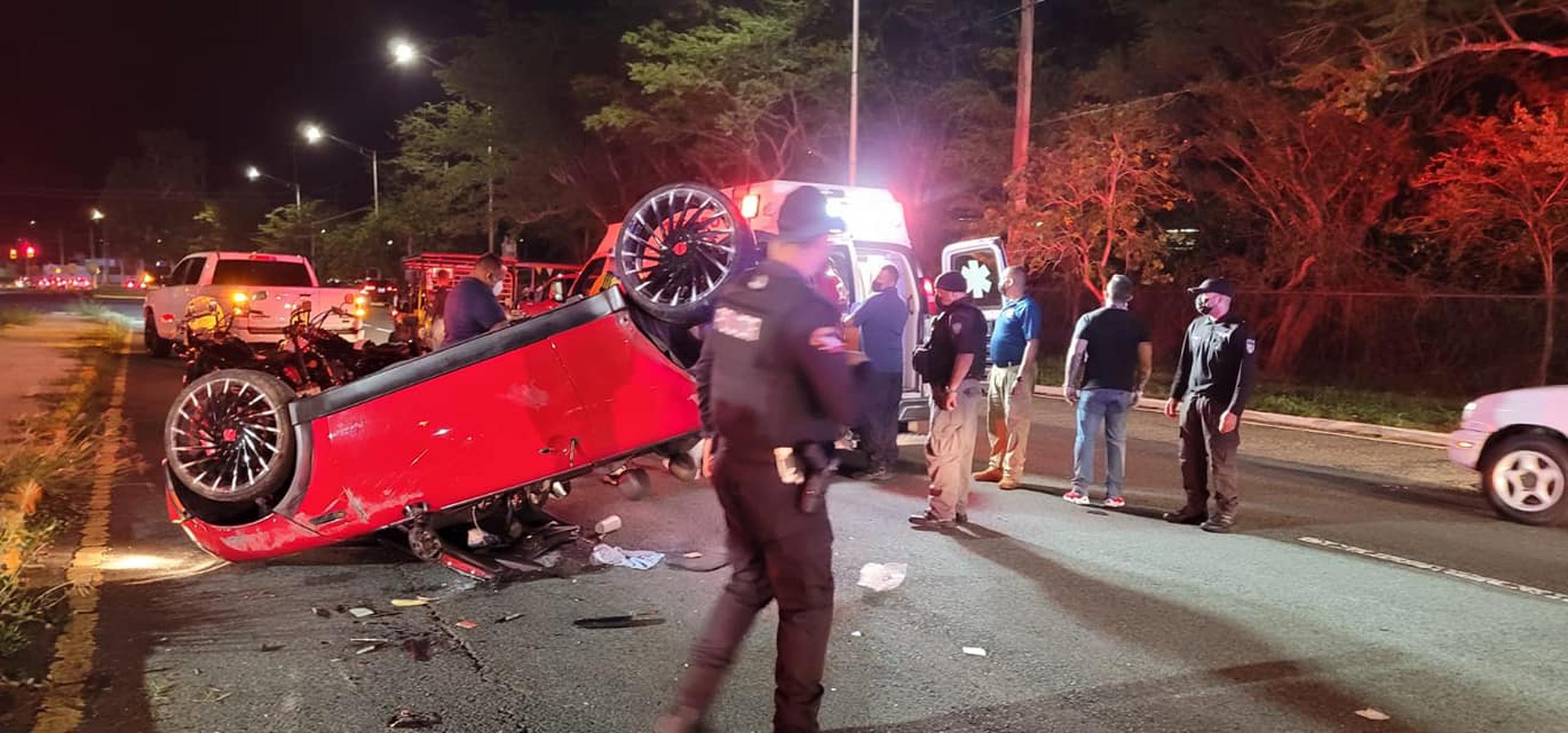 Tres personas resultaron con heridas leves al volcarse un automóvil en la avenida Chin Hernández, en Arecibo.