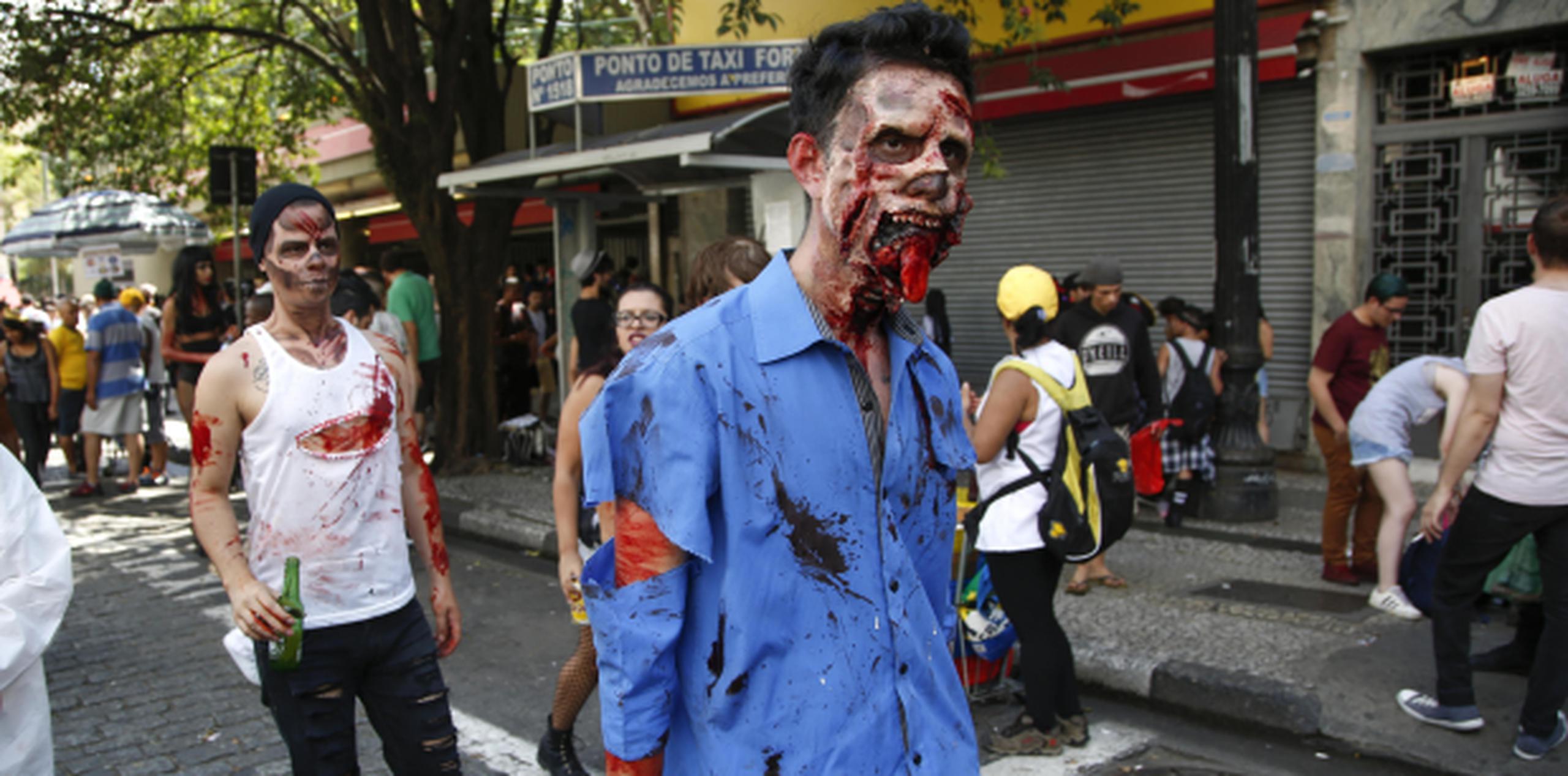 Un grupo de jóvenes usando disfraces y maquillajes alusivos a los zombies participa de la realización de la Marcha Zombie en Sao Paulo. (Agencia EFE)