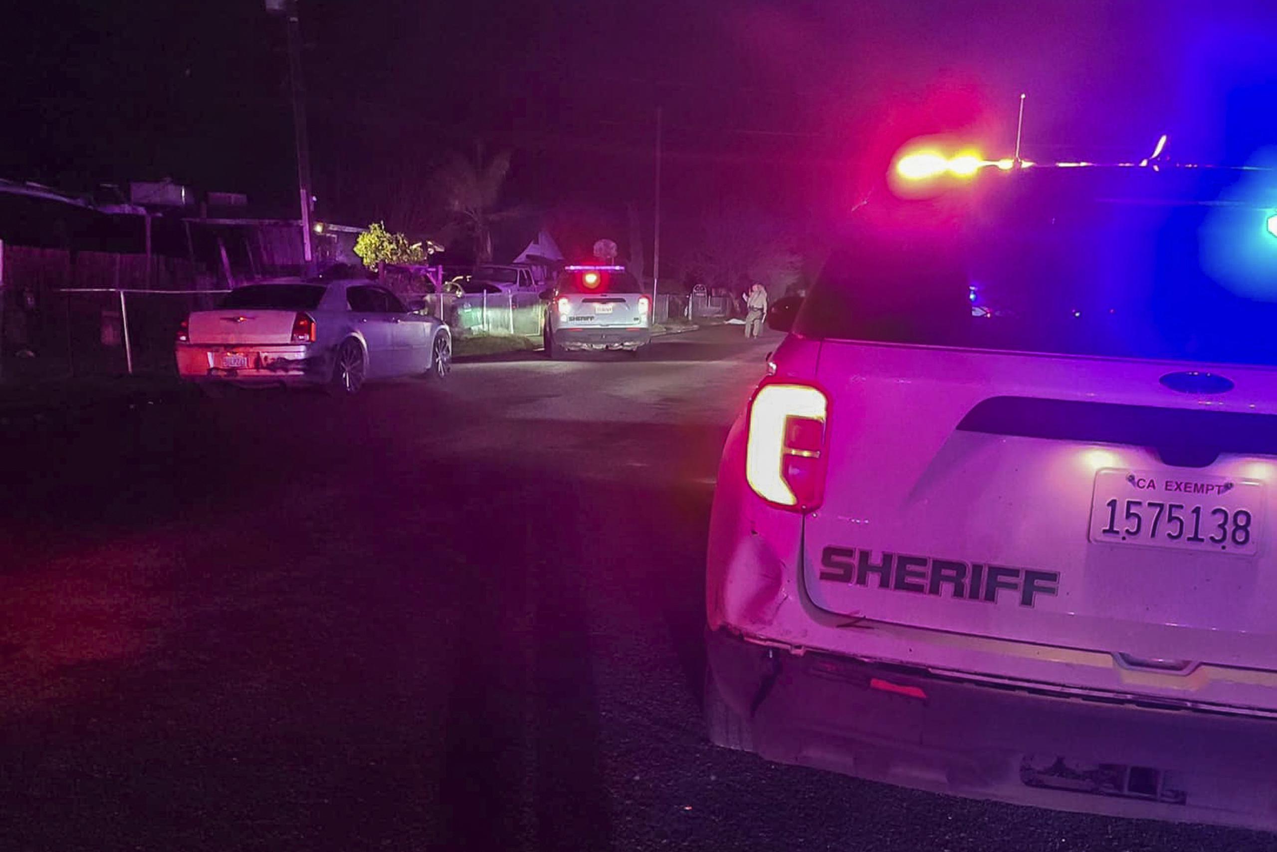 En esta imagen difundida por el Departamento de Policía del condado de Tulare se ve a detectives que investigan un tiroteo la madrugada del lunes 16 de enero de 2023, en Goshen, cerca de Visalia, California.