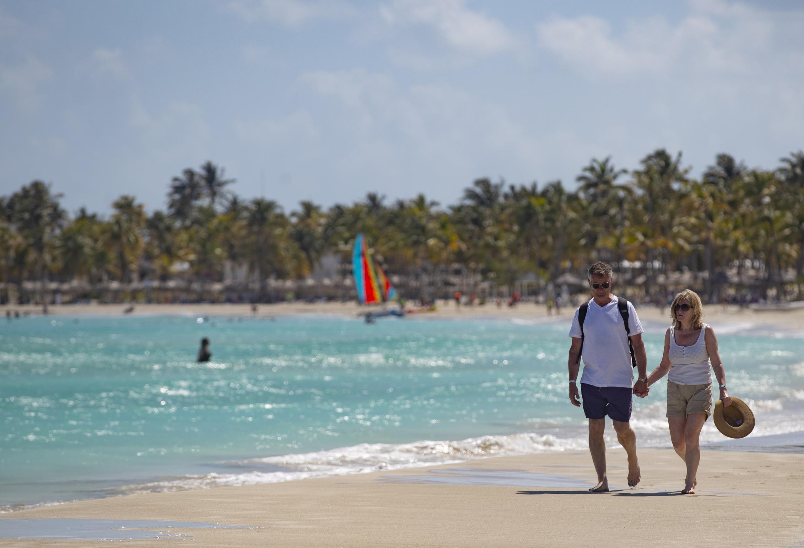 Turistas disfrutan en una playa de la zona de Boulevard Kukulcán, en Cancún (México). EFE/Alonso Cupul

