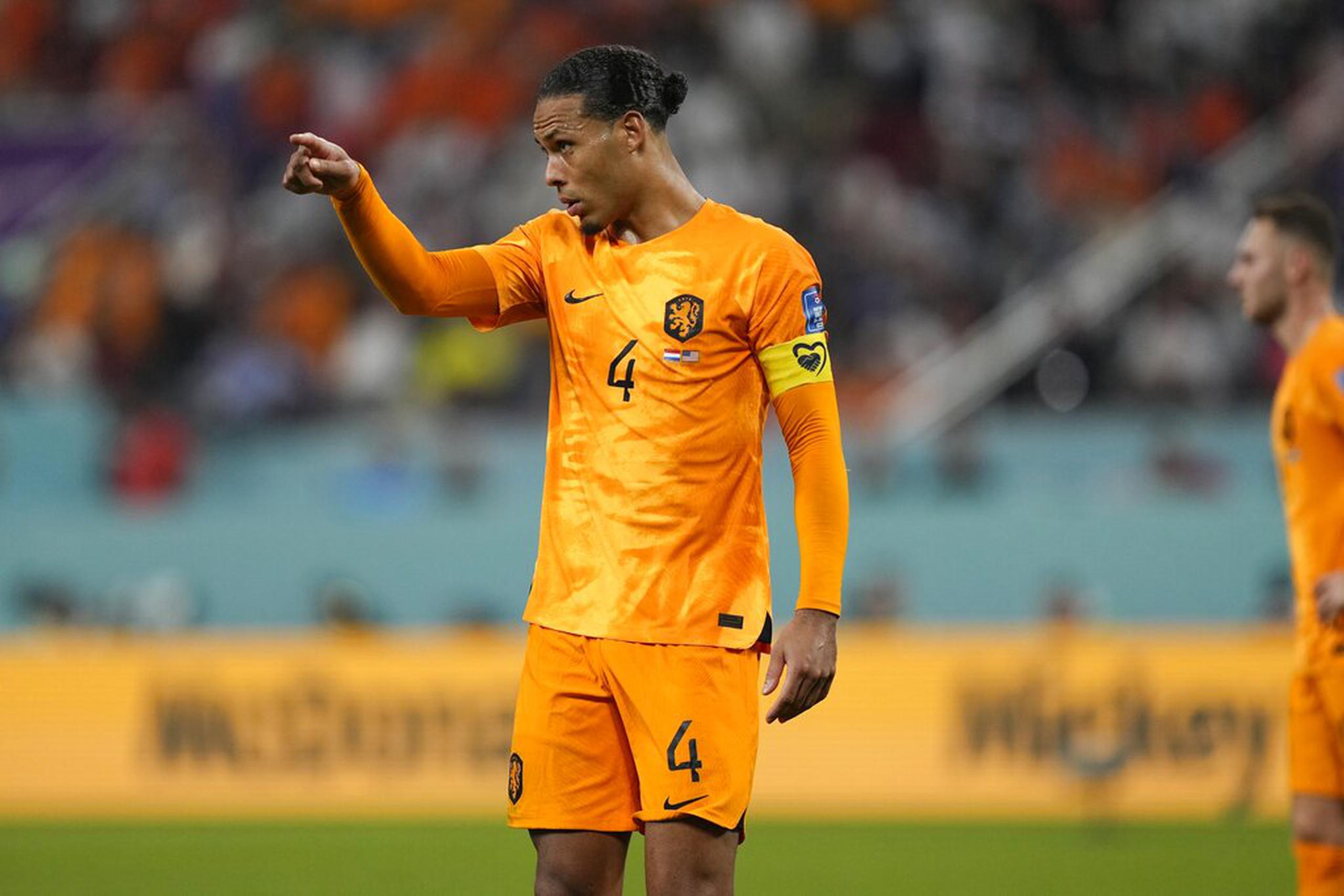 Virgil van Dijk, de la selección de Holanda, da indicaciones durante el partido de octavos de final de la Copa del Mundo ante Estados Unidos.