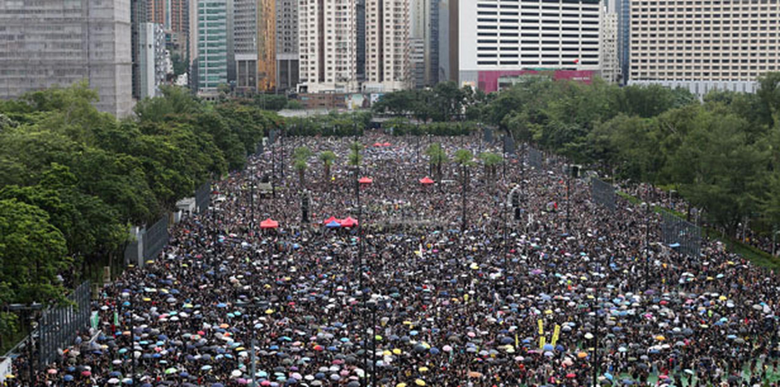 Organizadores dicen que al menos 1.7 millones de personas participaron en la manifestación y marcha del domingo en Hong Kong, aunque la policía calcula que fue mucho menos. (Archivo)
