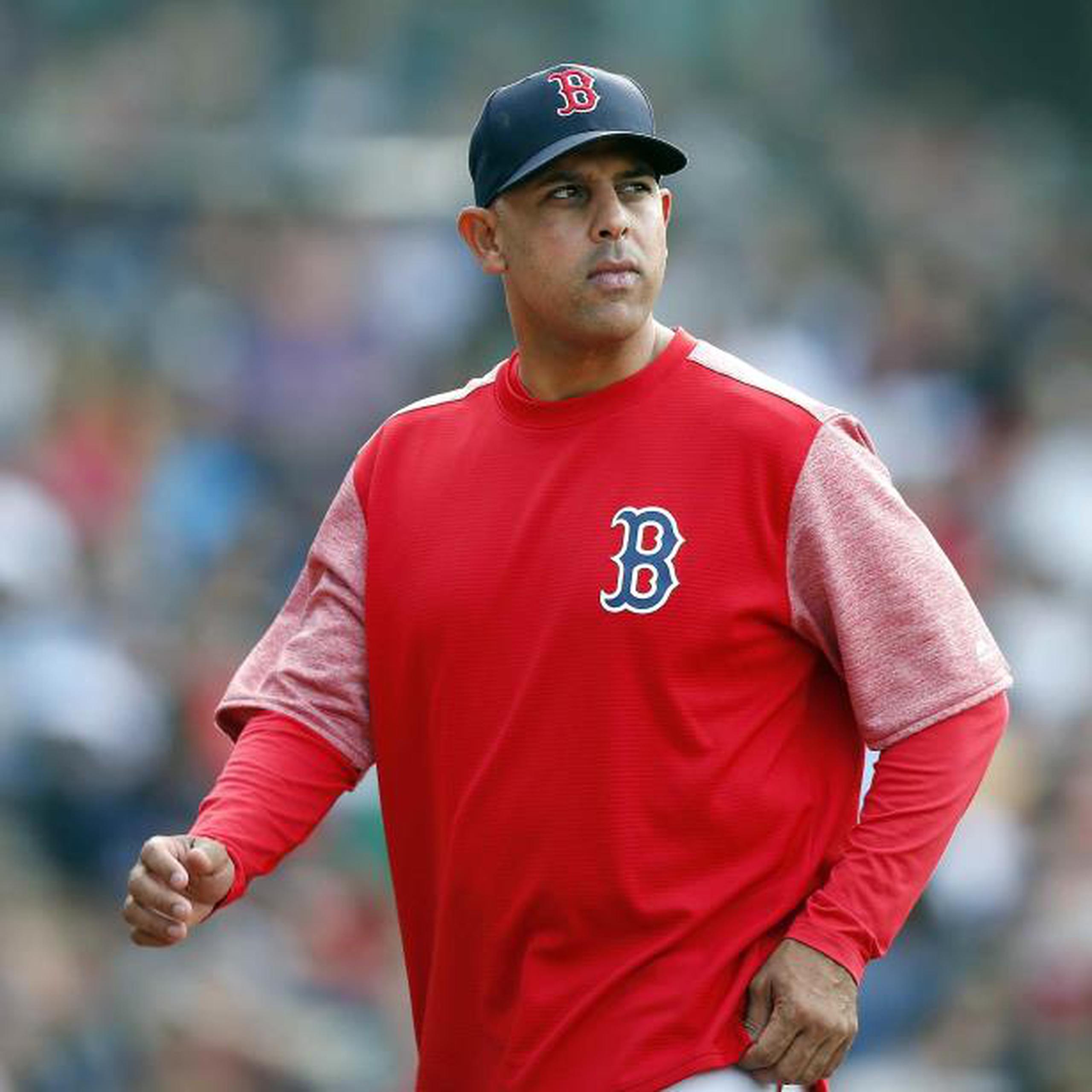 Alex Cora fue dirigente dos años de los Medias Rojas.