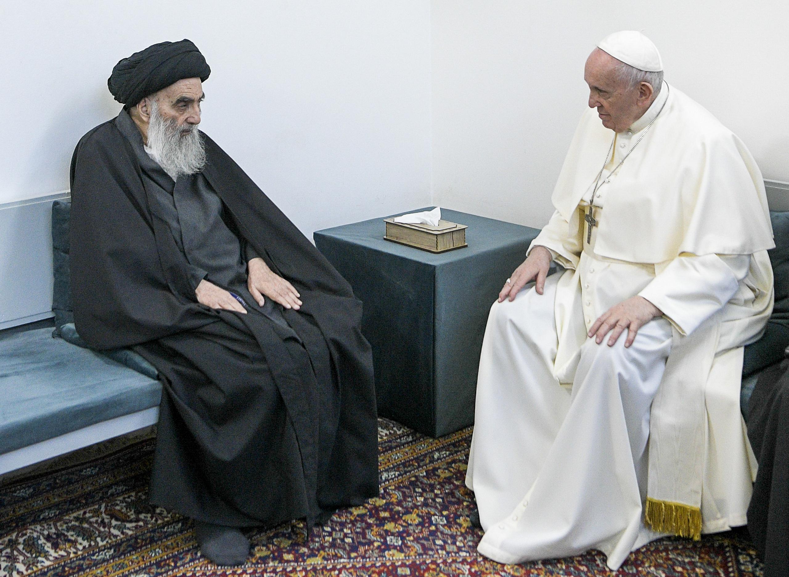 Antes de la misa, el papa se reunió con el líder espiritual de los chiíes, el ayatolá Ali al Sistani. 