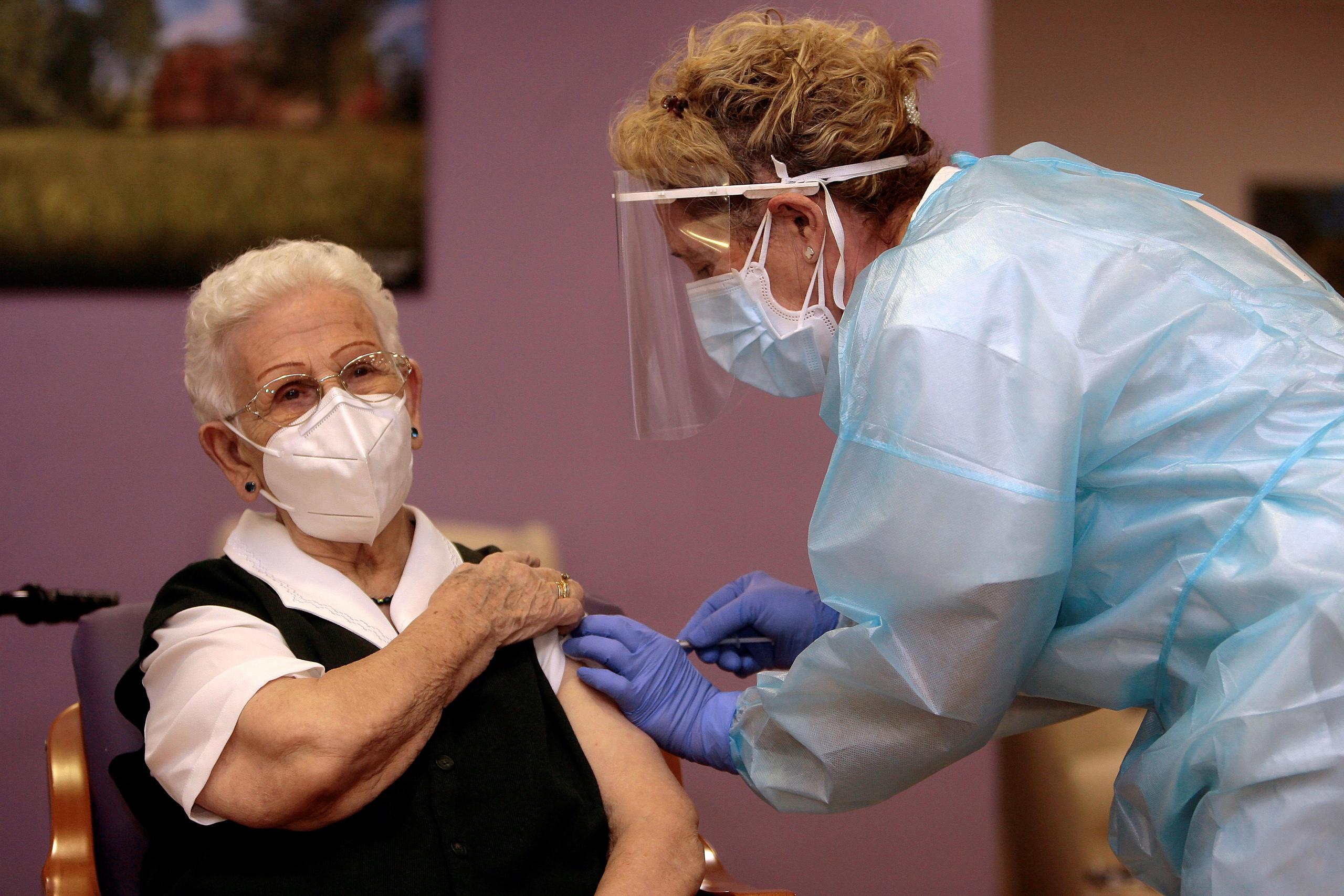 Araceli, una mujer de 96 años, residente en el centro de mayores Los Olmos de Guadalajara capital, ha recibido a las 9.00 horas la primera dosis de la vacuna en España.