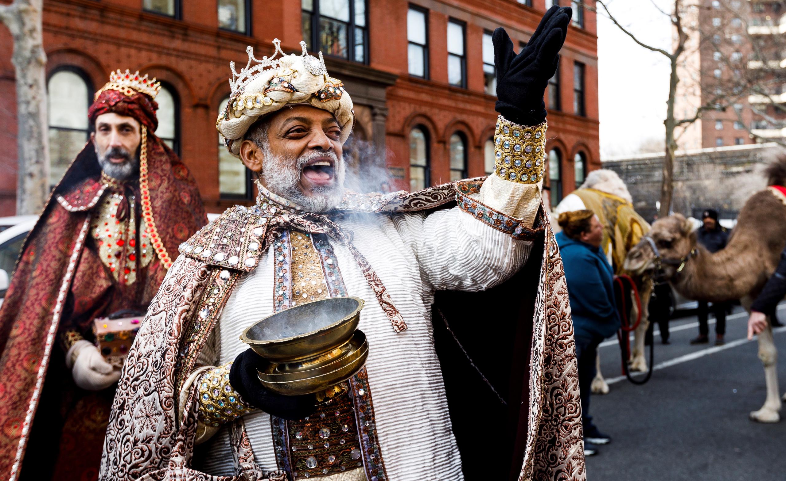 Los Reyes Magos saludan a los asistentes durante la tradicional Cabalgata de los Reyes Magos celebrada en El Museo del Barrio en Nueva York (Estados Unidos). Imagen de archivo. EFE/ Justin Lane
