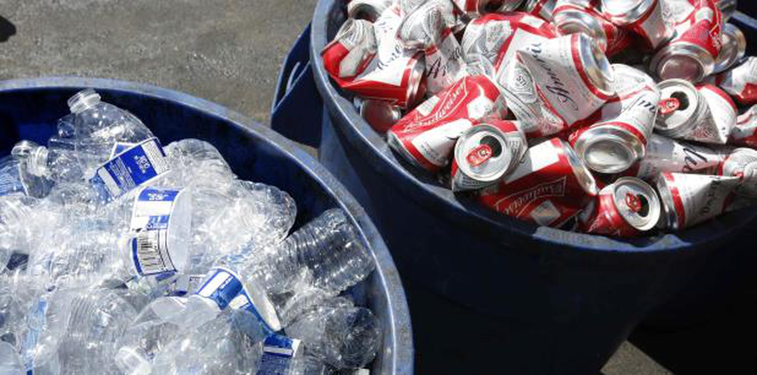 La amplia mayoría de los casi 4,000 minoristas de bebidas sin alcohol han acordado reembolsar botellas y latas si los consumidores no consiguen otro reciclador. (AP)