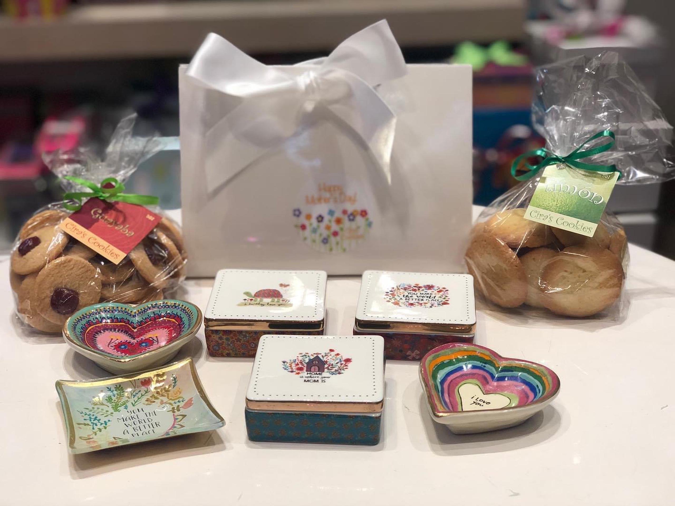 Ciras Cookies tiene disponibles una variedad de cajas para galletas y algún otro detalle como platitos de cristal o libretas.