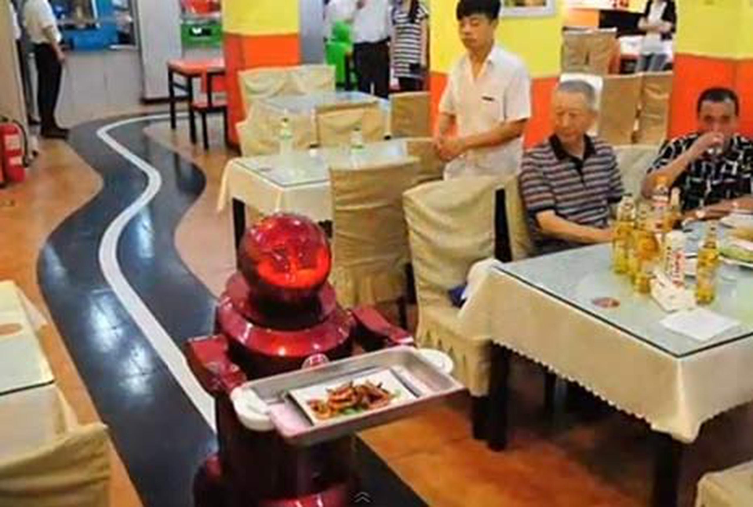 El local cuenta con robots preparados para entregar los pedidos de comida, llevar la carta de platos y bebidas y dar la bienvenida a los comensales. (YouTube)