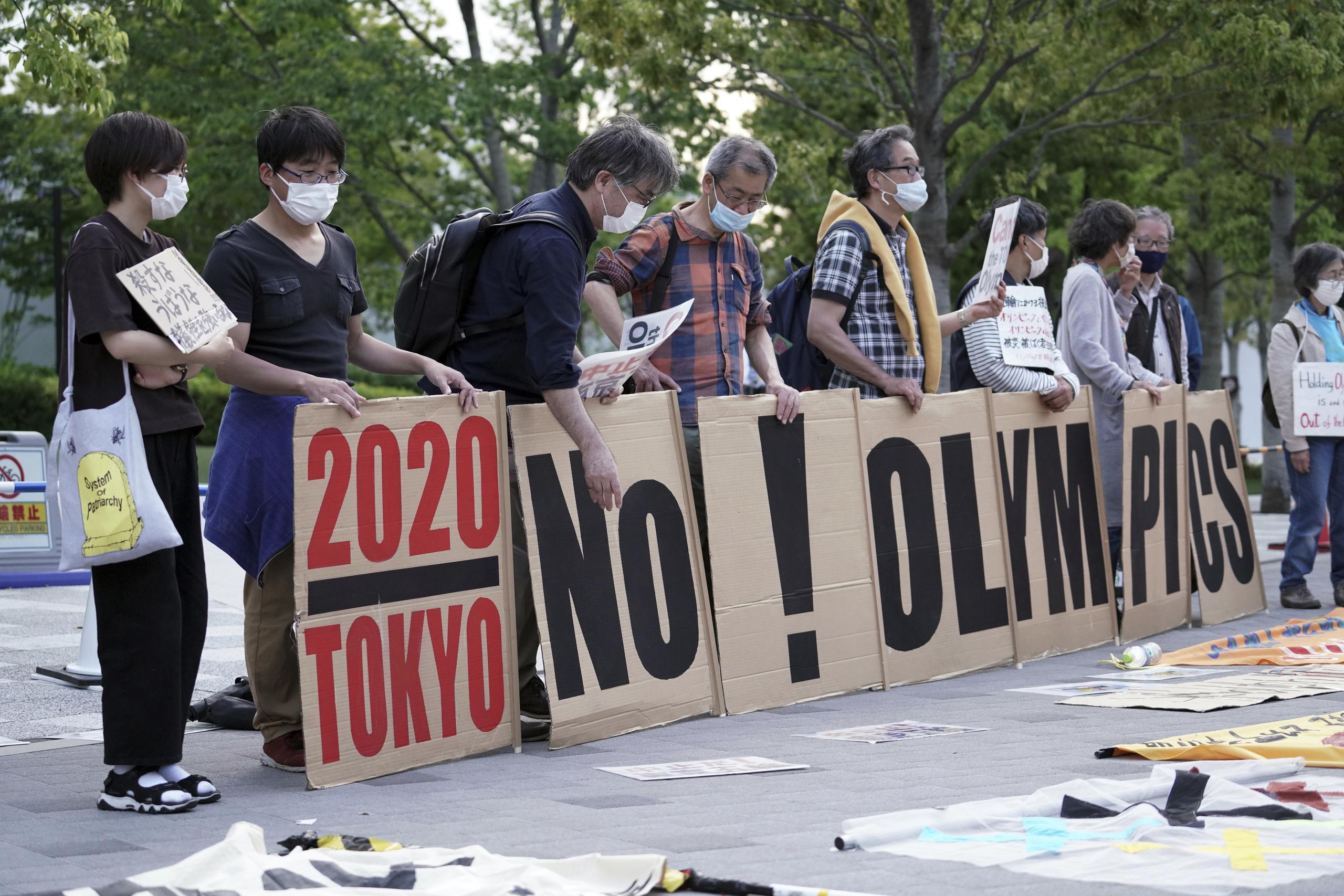 Manifestantes protestan contra los Juegos Olímpicos de Tokio alrededor del Estadio Nacional.