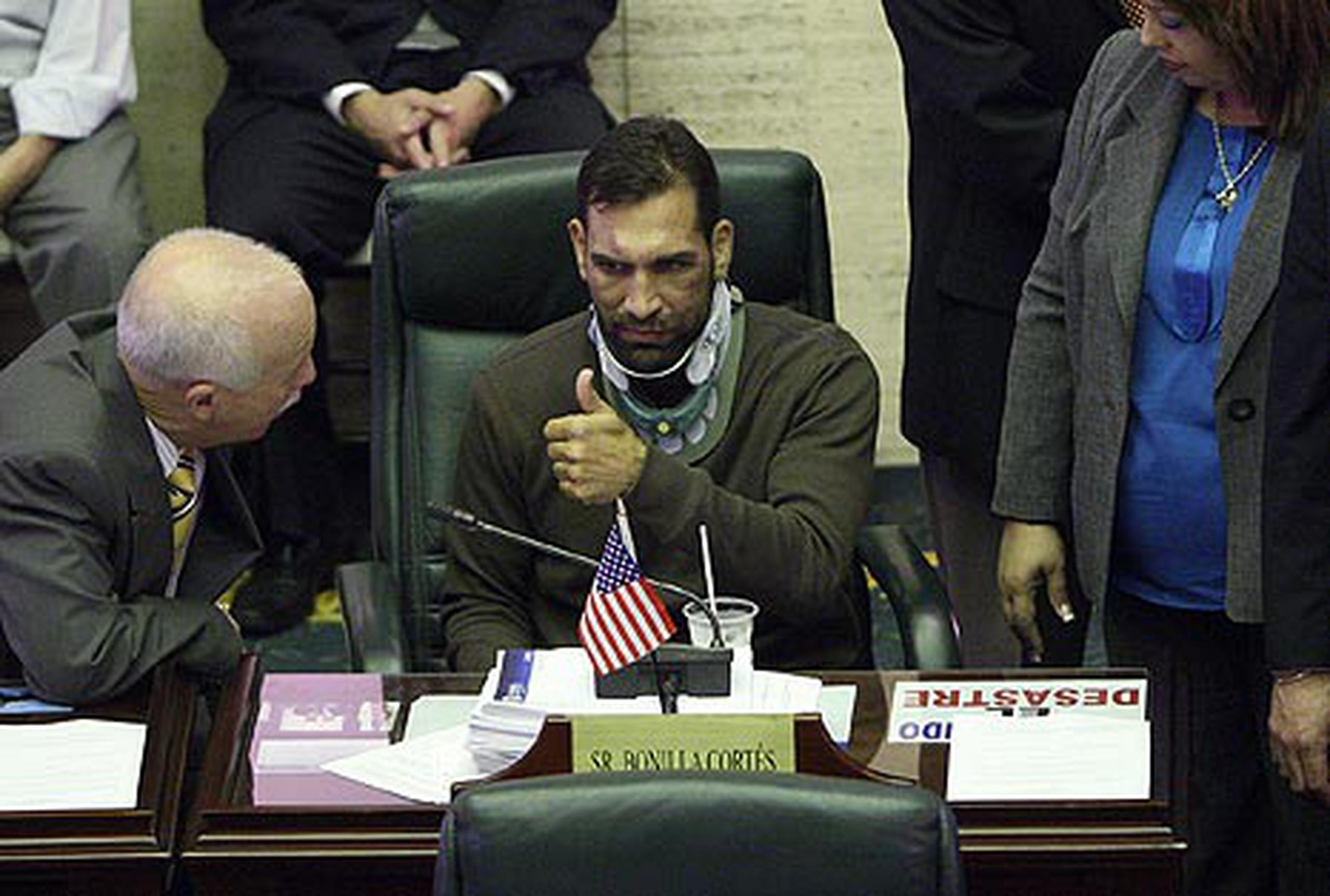 Después que habló, Rivera Guerra tuvo que ser ayudado por legisladores a sentarse en su banca y tomó agua en un vaso de cristal con un sorbeto. (Primera Hora/Andre Kang)
