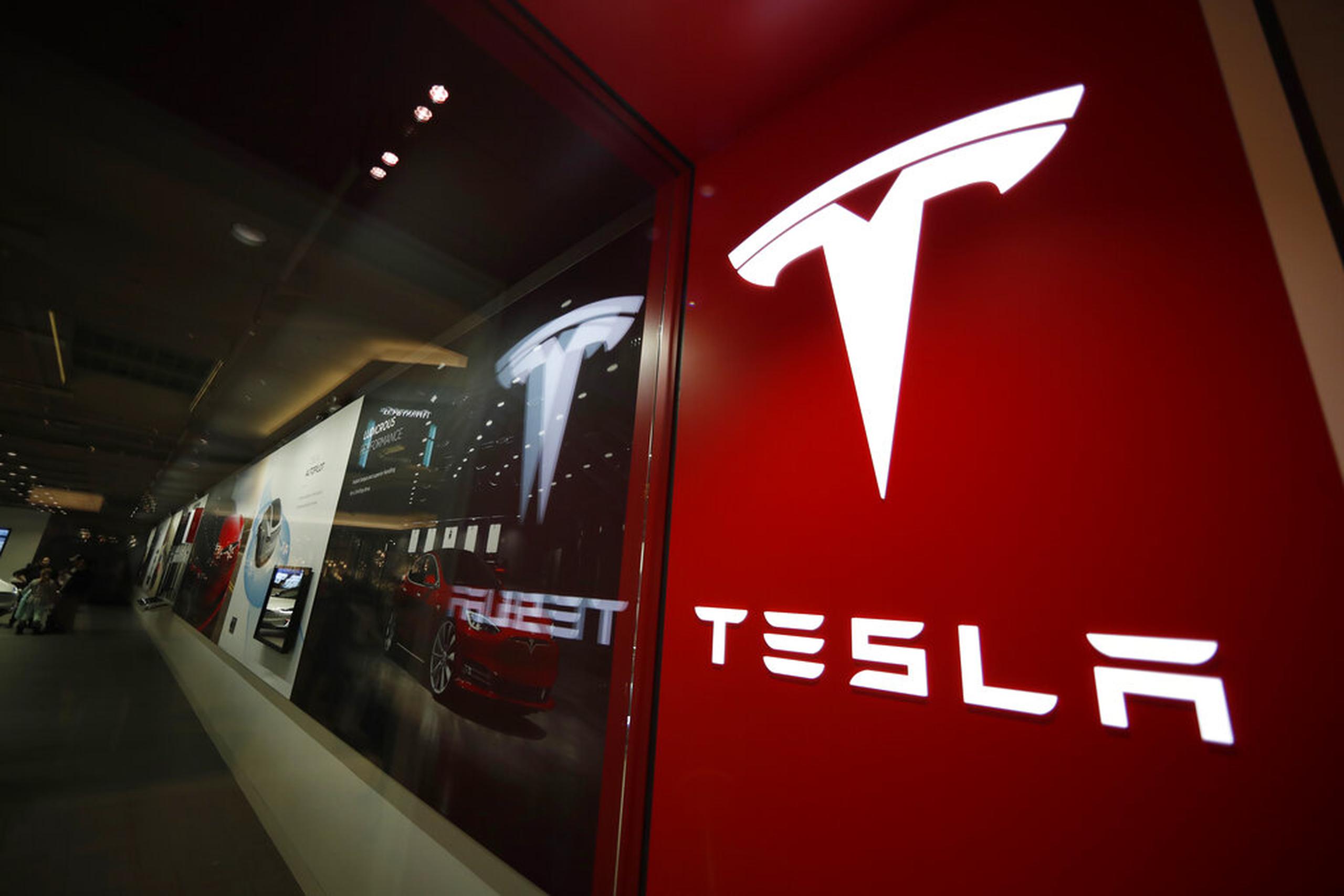 Letrero con el logo de Tesla.