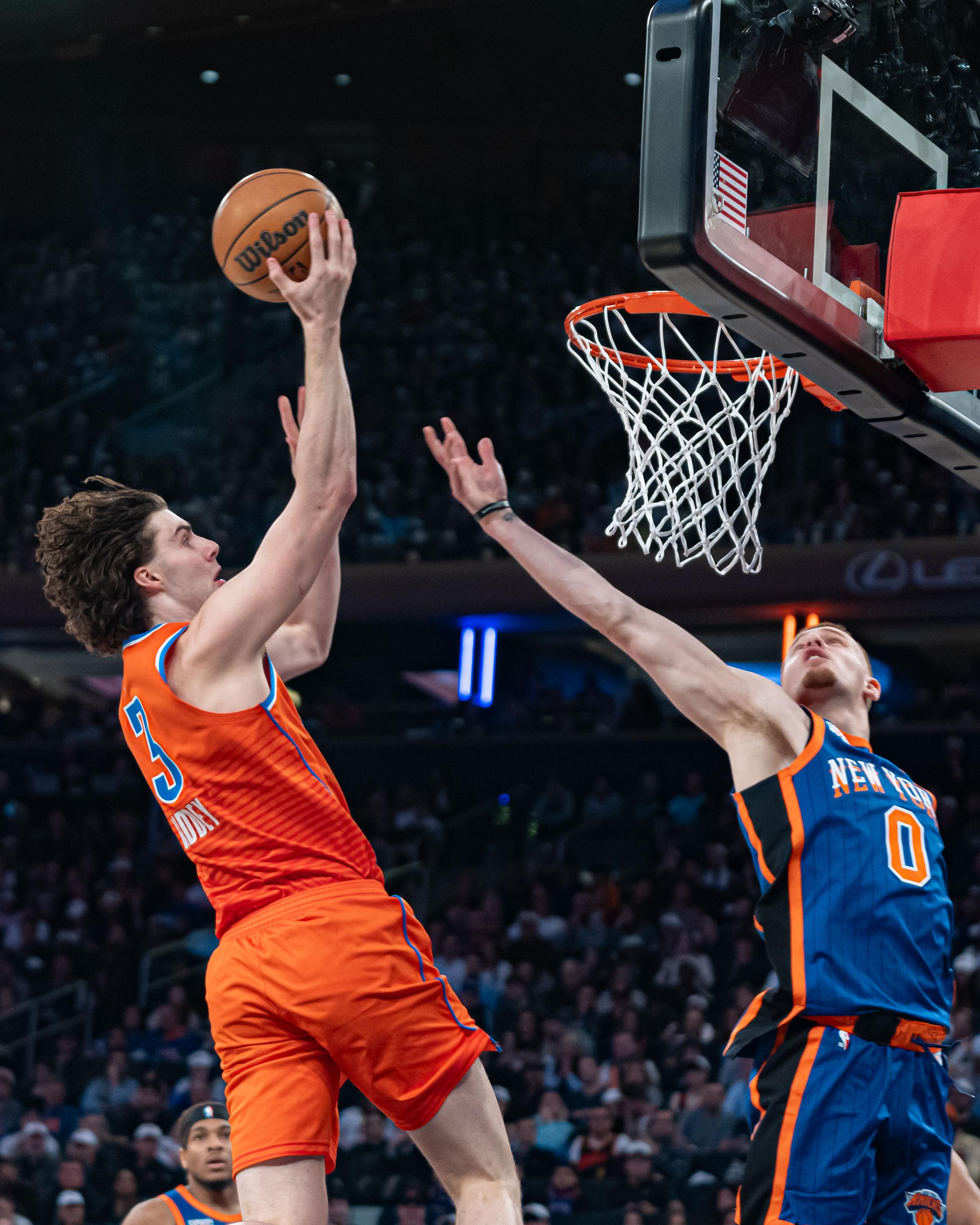 Josh Giddey (3), del Thunder de Oklahoma City, tira sobre Donte DiVincenzo (0), de los Knicks de Nueva York, durante la segunda mitad del juego de baloncesto de la NBA, el domingo 31 de marzo de 2024, en Nueva York. (AP Foto/Peter K. Afriyie)